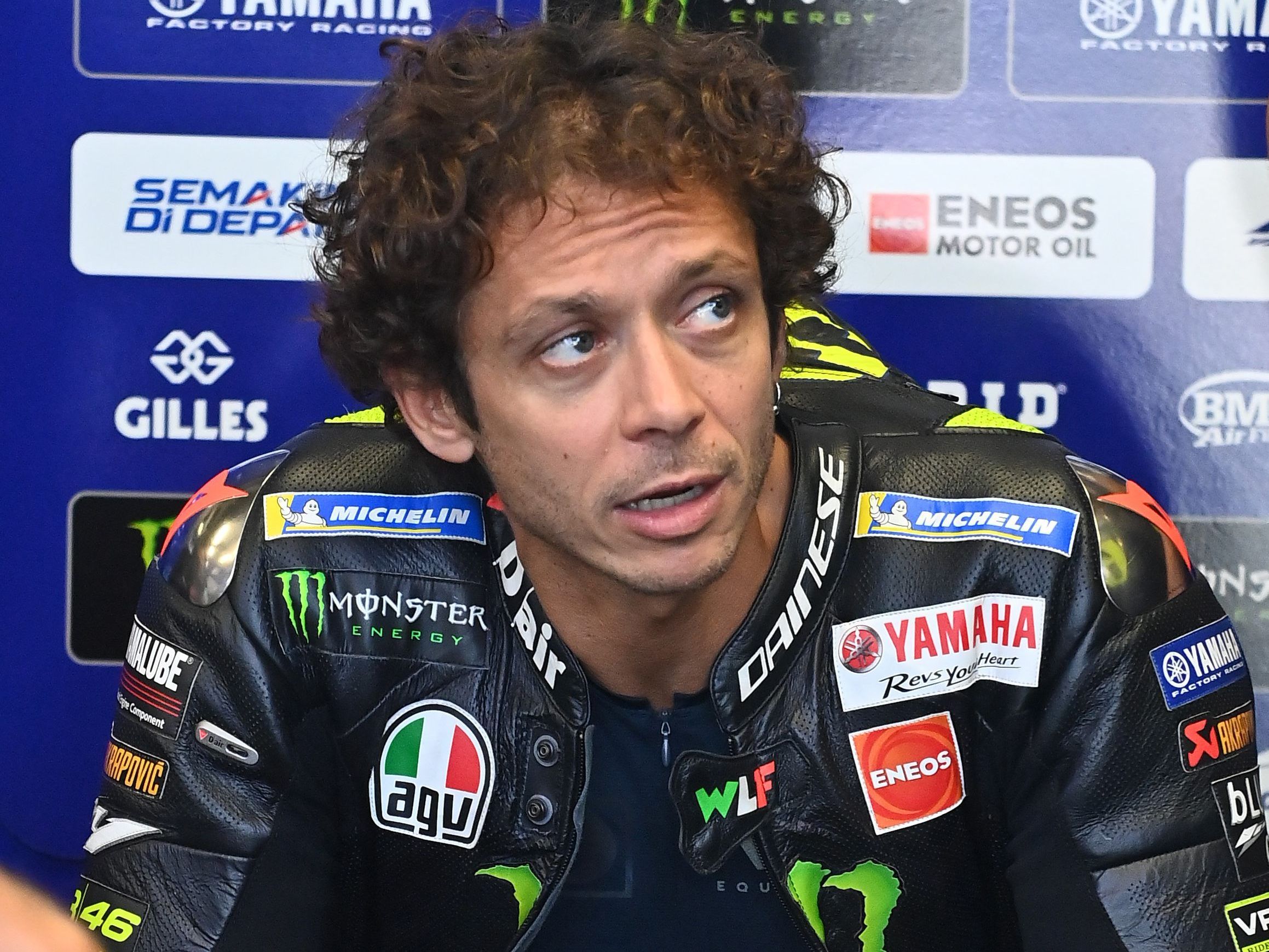 Valentino Rossi nach dem Unfall. Valentino Rossi nach dem Unfall.