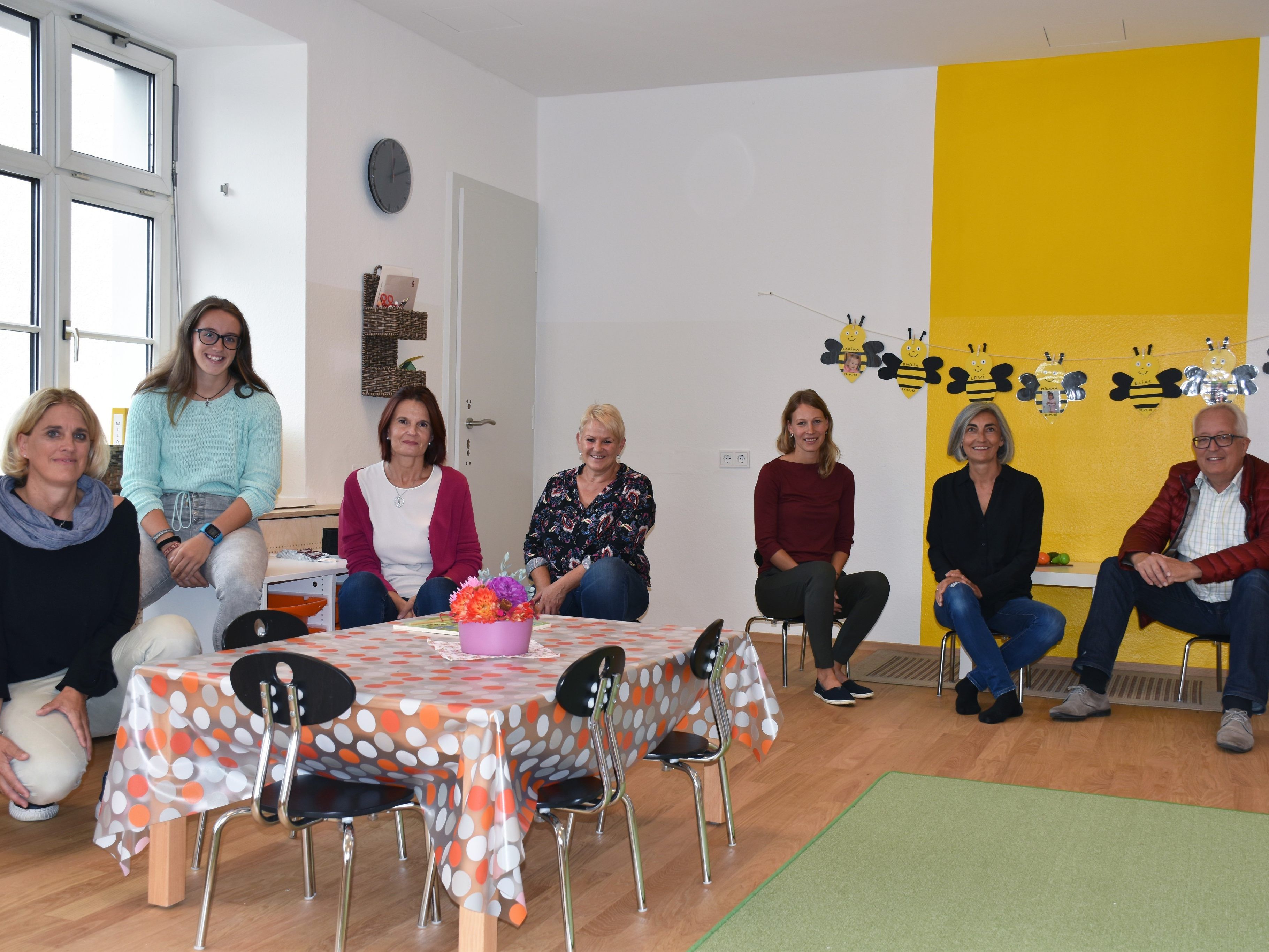 Bürgermeister Dr. Michael Simma mit dem Team des neuen KinderHauses. Bürgermeister Dr. Michael Simma mit dem Team des neuen KinderHauses.