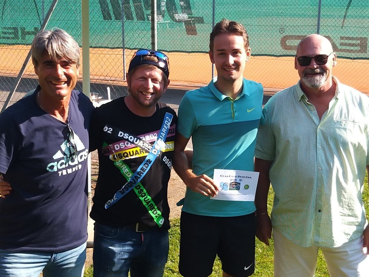 Vereinsmeister David Lissy (2.v.r.) mit den Sportwarten (li.) und Obmann Helmut Gorbach (re.).