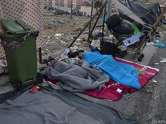 Die Flüchtlinge verbrachten eine weitere Nacht auf den Straßen Die Flüchtlinge verbrachten eine weitere Nacht auf den Straßen