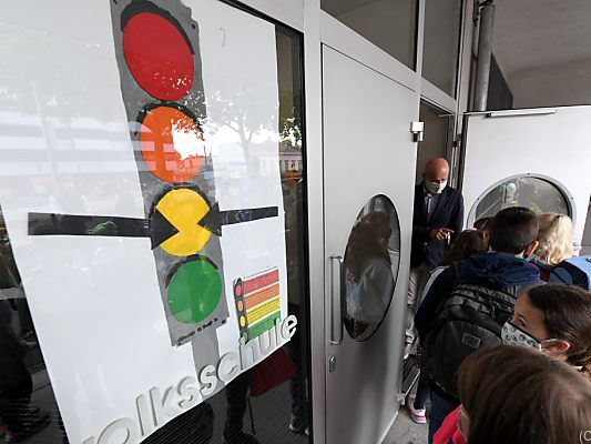Orange als Reaktion auf steigende Fallzahlen