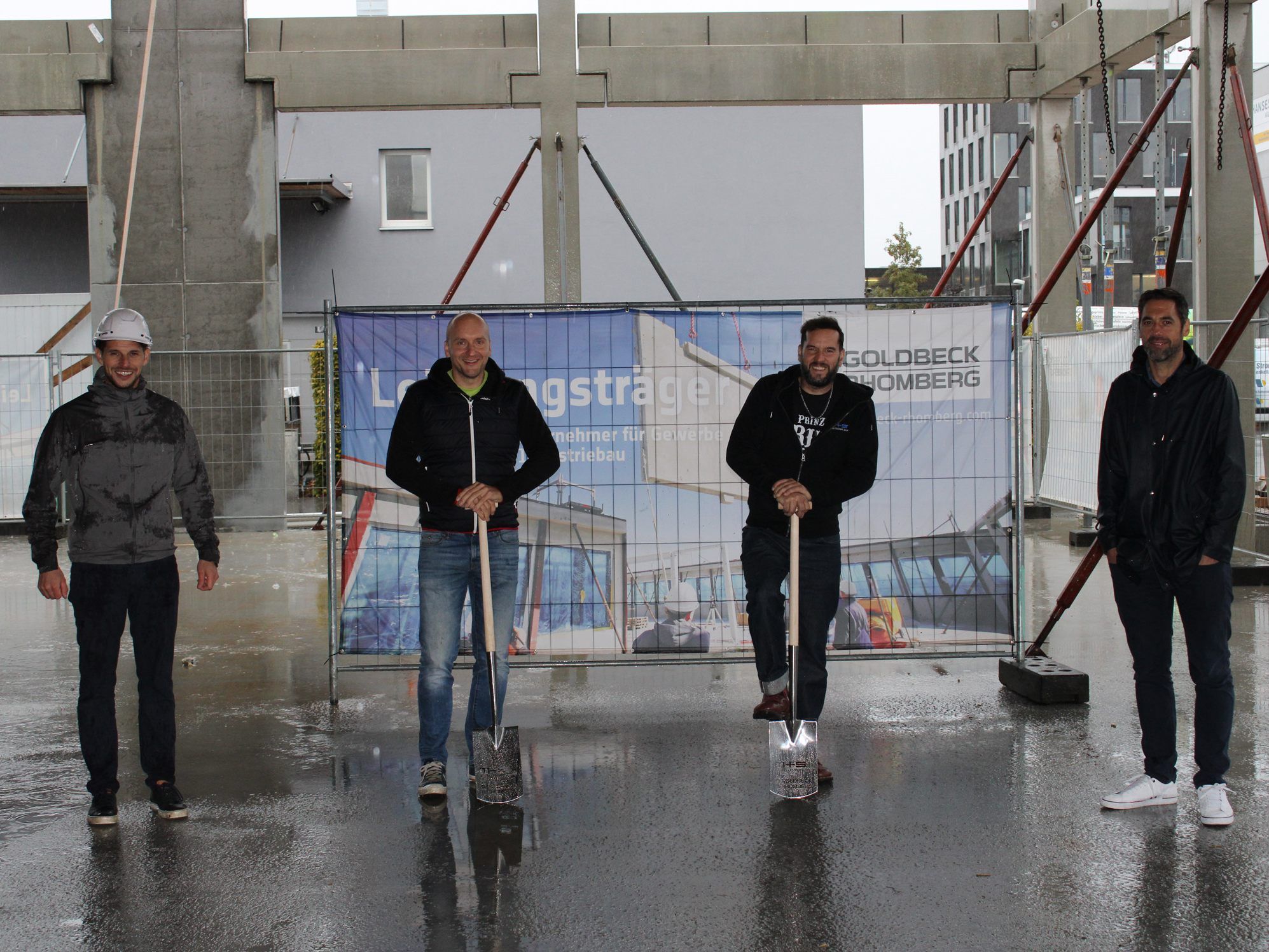 Freuten sich über den Baustart ihres gemeinsamen Projekts (v. l. n. r.): René Leo (Bau- und Projektleiter Goldbeck Rhomberg GmbH), Andreas Morscher (Geschäftsführung m+s Metalltechnik GmbH), Patrick Schönwetter (Geschäftsführung m+s Metalltechnik GmbH), Thomas Meusburger (Niederlassungsleiter Goldbeck Rhomberg GmbH). Freuten sich über den Baustart ihres gemeinsamen Projekts (v. l. n. r.): René Leo (Bau- und Projektleiter Goldbeck Rhomberg GmbH), Andreas Morscher (Geschäftsführung m+s Metalltechnik GmbH), Patrick Schönwetter (Geschäftsführung m+s Metalltechnik GmbH), Thomas Meusburger (Niederlassungsleiter Goldbeck Rhomberg GmbH).