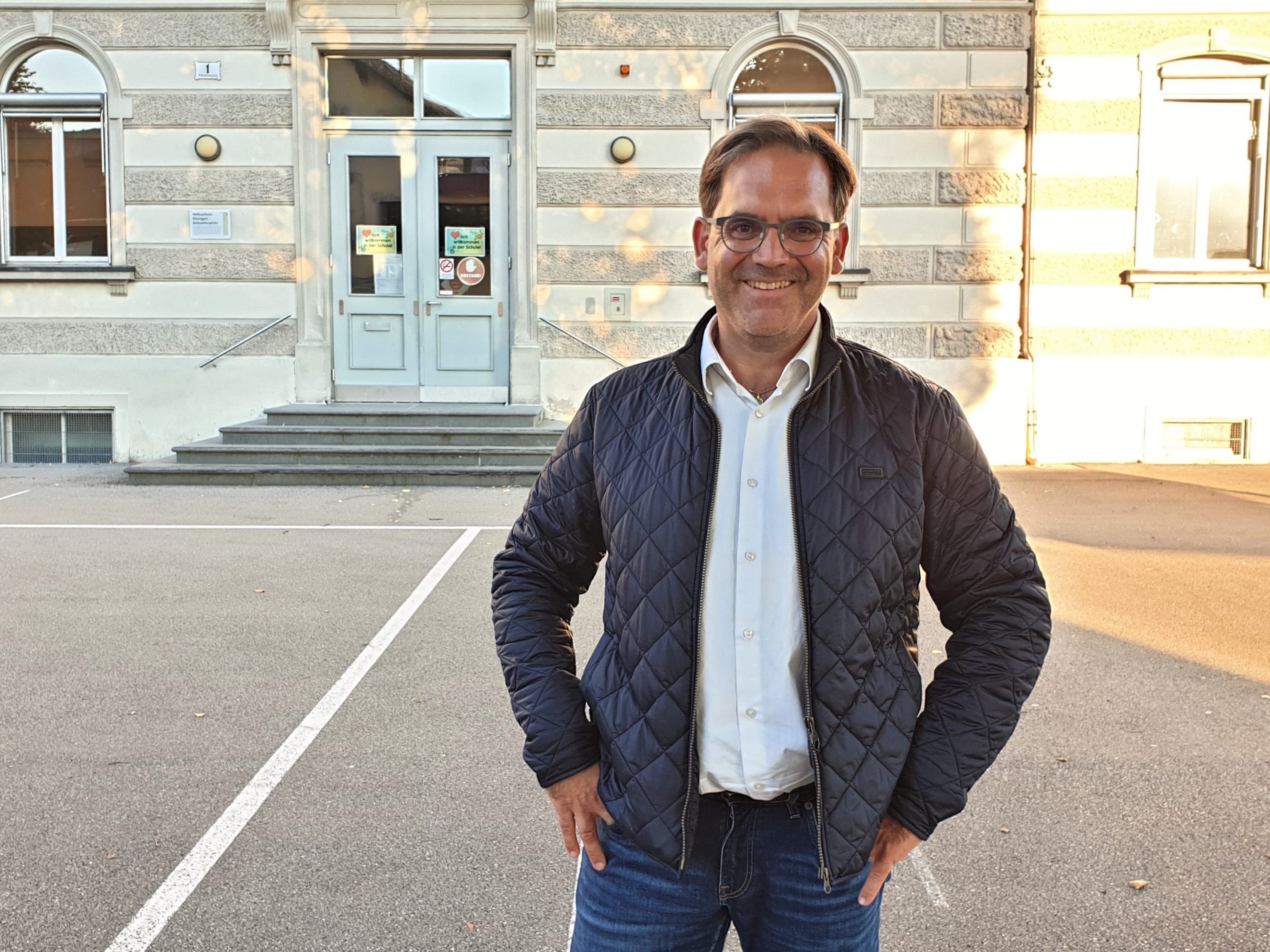 Peter Stieger im Ortskern Gisingen. Kürzlich startete er hier als weiterer Direktor.