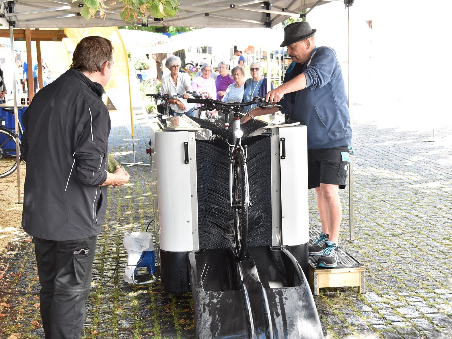 Die Fahrradwaschanlage am Rankler Wochenmarkt war in der Mobilwoche ein Publikumsmagnet. Die Fahrradwaschanlage am Rankler Wochenmarkt war in der Mobilwoche ein Publikumsmagnet.