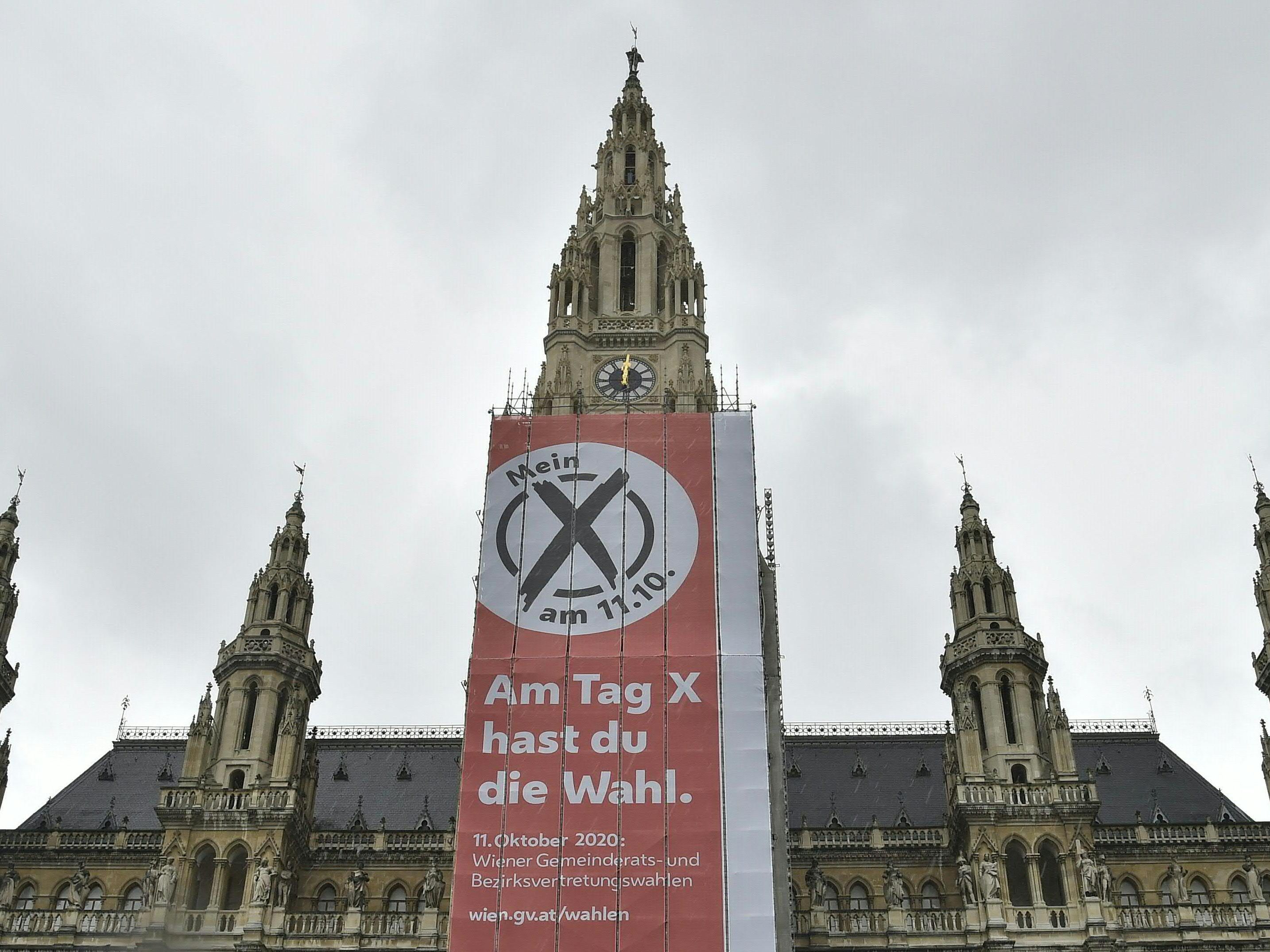 Am Wiener Rathaus wurde ein Werbeplakat für die Wien-Wahl aufgehängt.