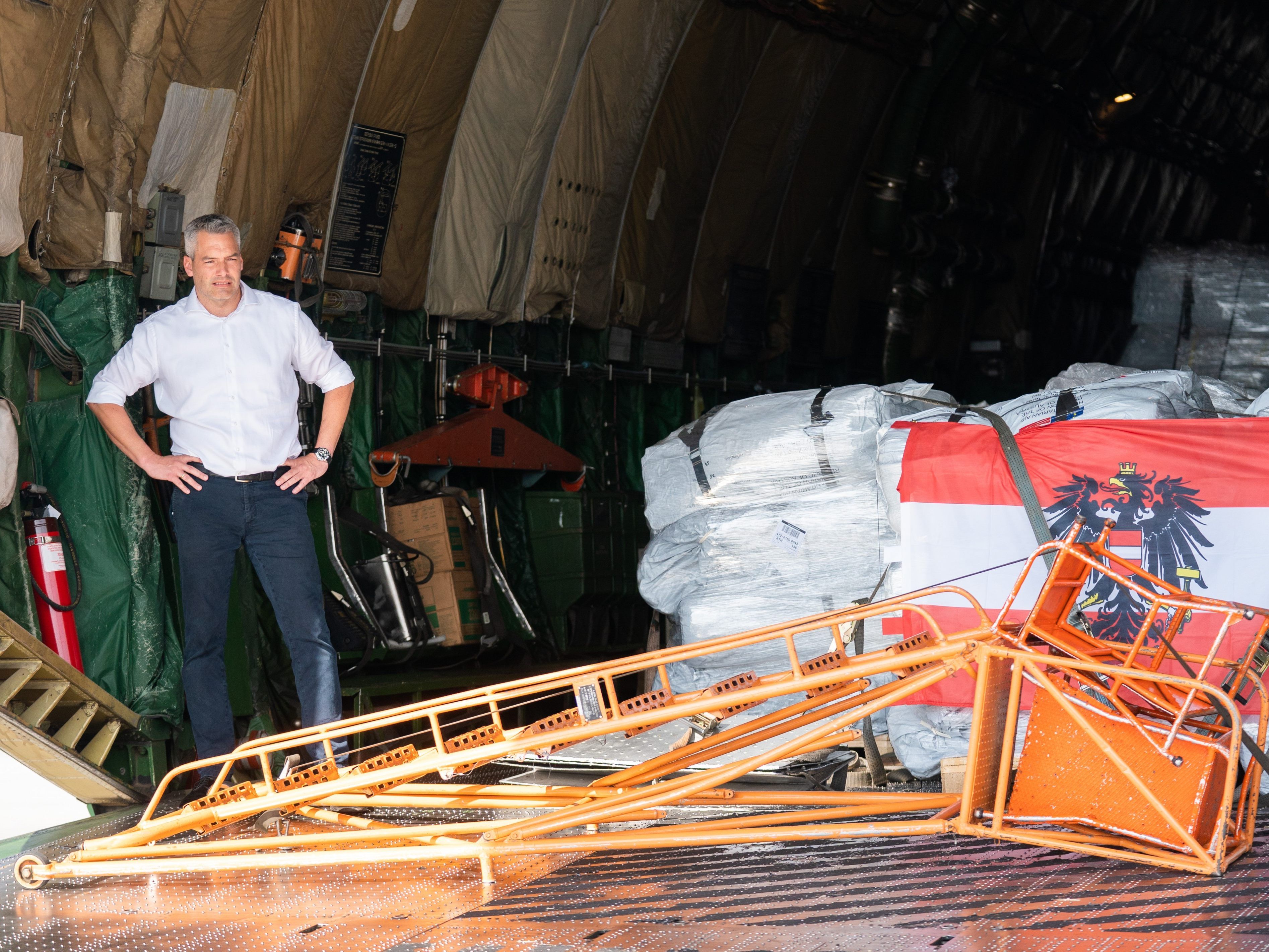 Nehammer brachte Hilfsgüter nach Athen.