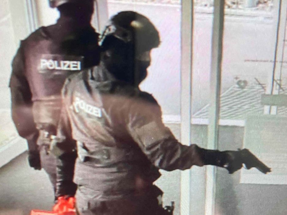 Die Banjräuber kamen bewaffnet und als Polizisten verkleidet.