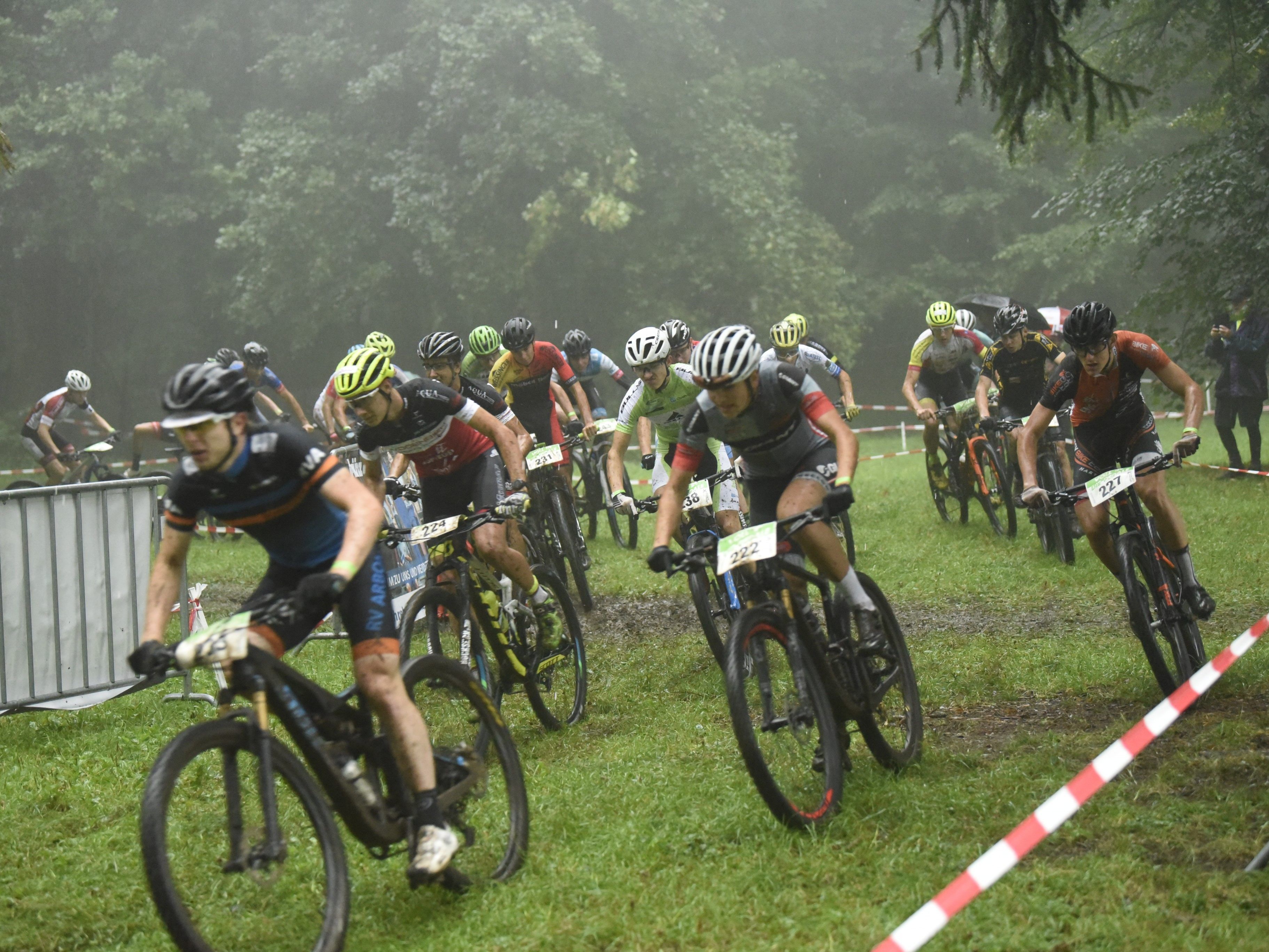 Bei widrigsten Bedingungen kämpften sich die Mountainbiker am Zanzenberg durch Schlamm und Morast. Bei widrigsten Bedingungen kämpften sich die Mountainbiker am Zanzenberg durch Schlamm und Morast.