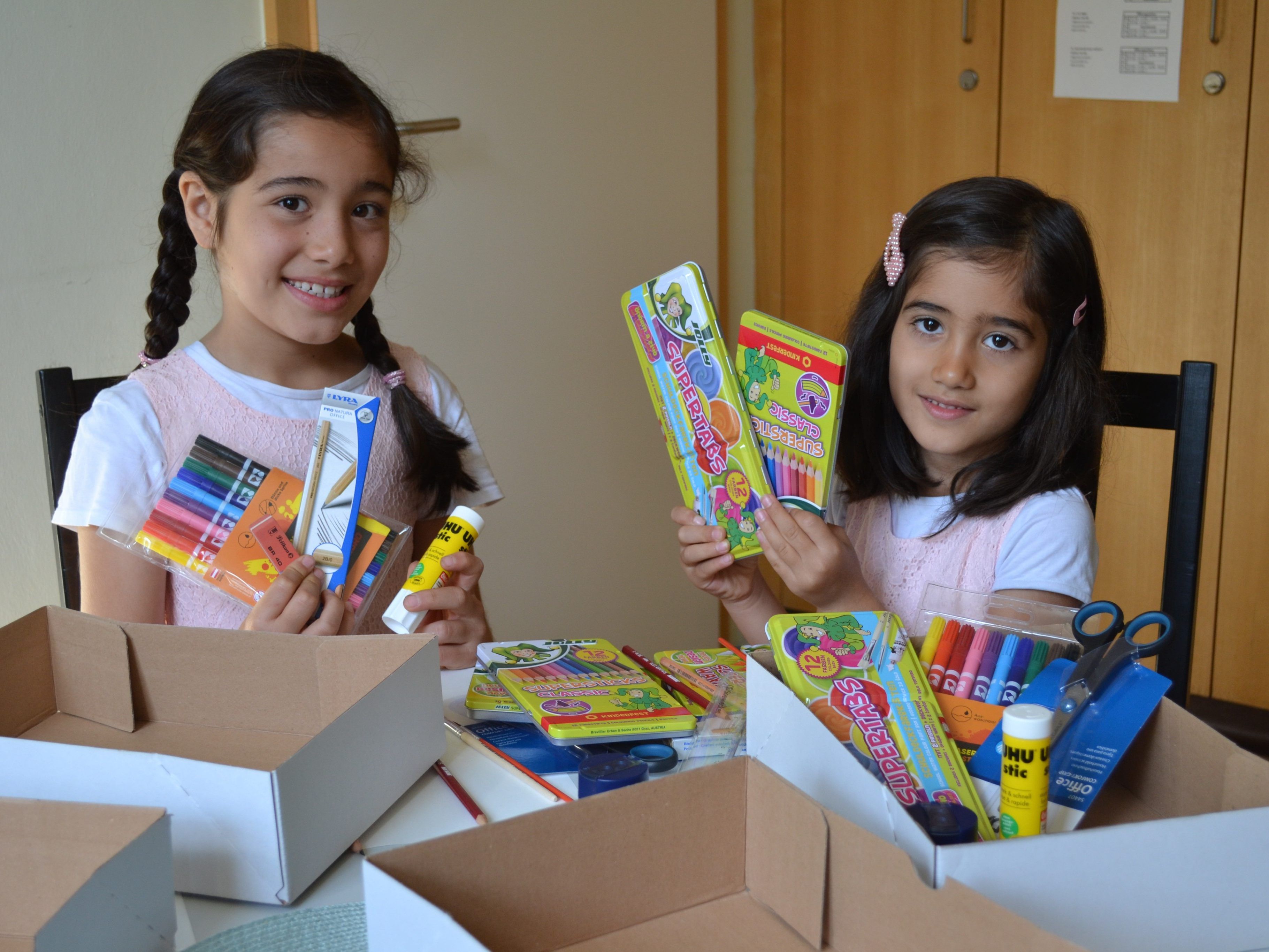 Für 240 Kinder aus den verschiedenen Flüchtlings-Quartieren erhielten ein Schulstart-Paket.