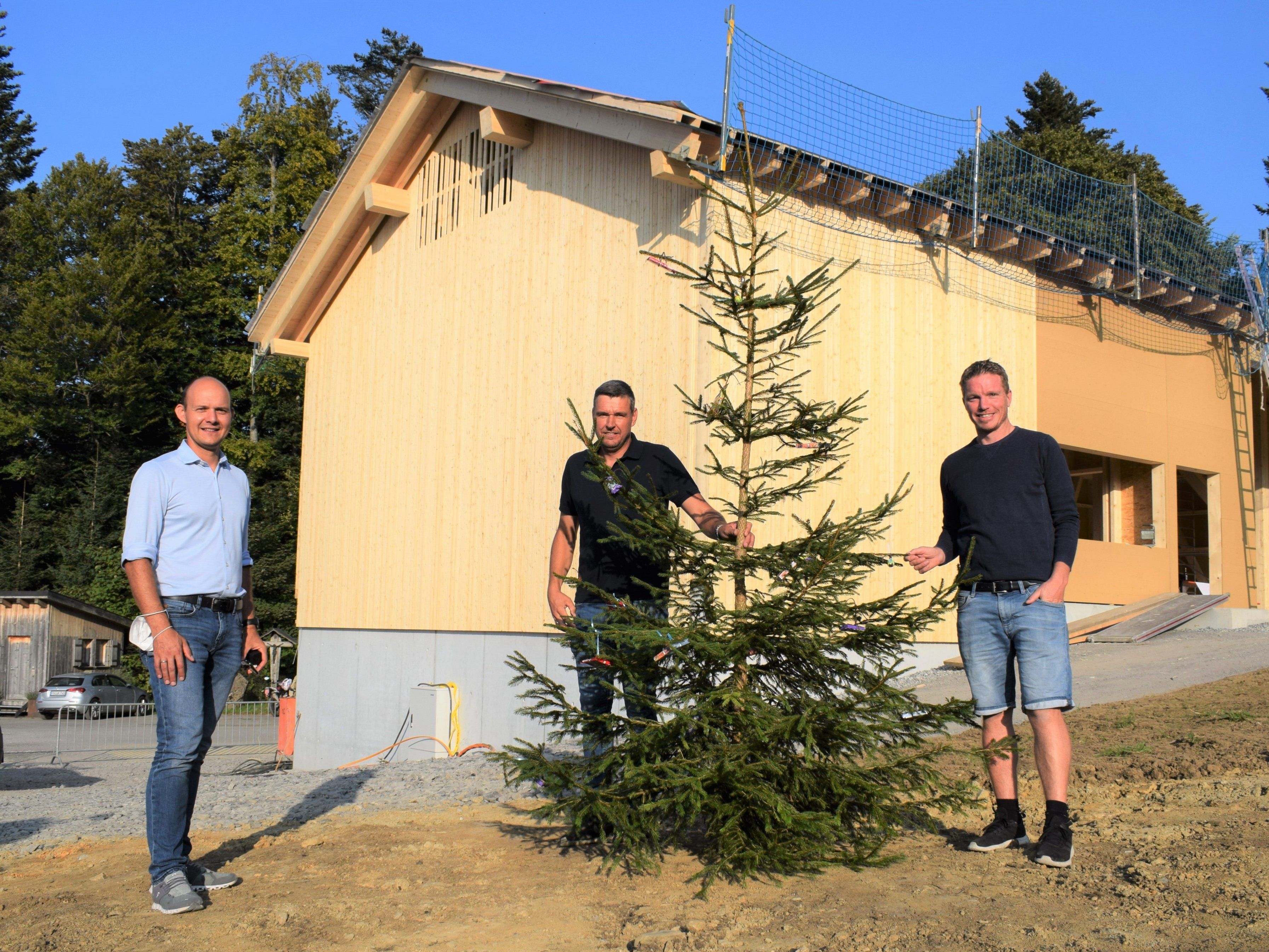 Firstbaumübergabe: Christian Meusburger, Hannes Waldner und Thomas Hammerer.