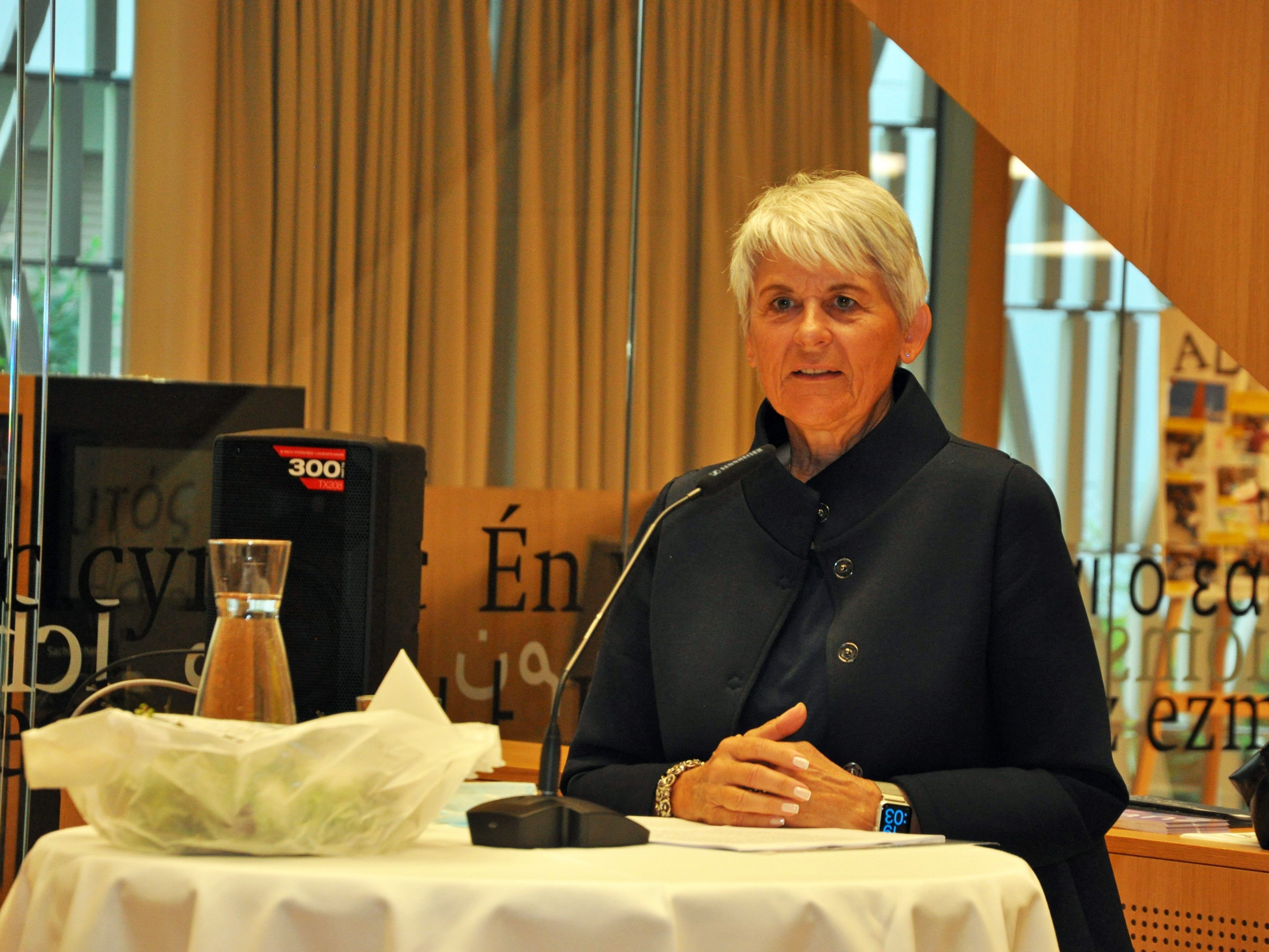 Lisbeth Bischoff gab einen Blick hinter die Kulissen der Herrscherhäuser.