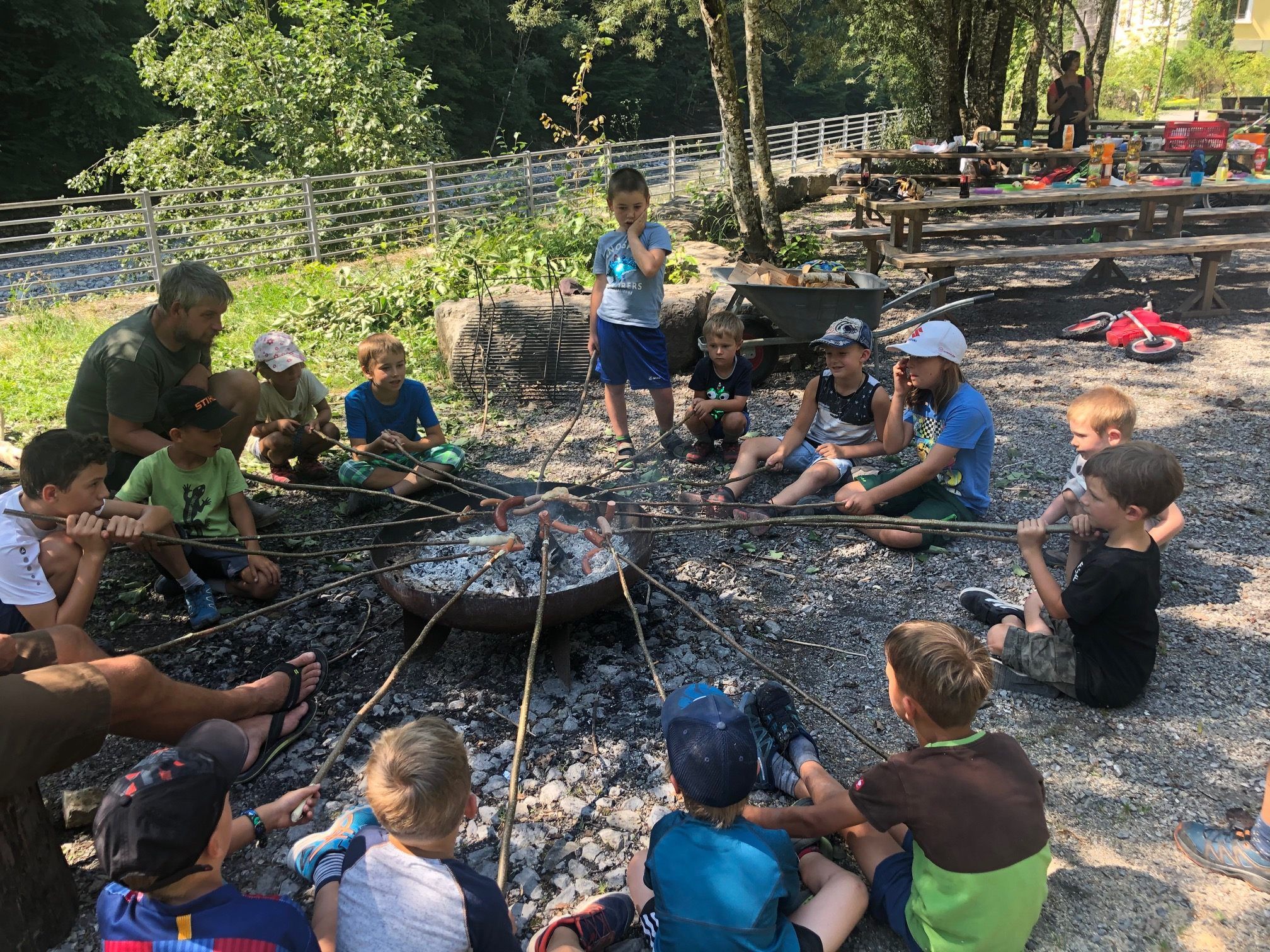 Die familieplus-Gemeinde Langenegg lud im Rahmen des Sommerferienprogramms 2020 ein, das Gelände um den alten Bahnhof zu erkunden und Geschichten am Lagerfeuer zu hören. Die familieplus-Gemeinde Langenegg lud im Rahmen des Sommerferienprogramms 2020 ein, das Gelände um den alten Bahnhof zu erkunden und Geschichten am Lagerfeuer zu hören.