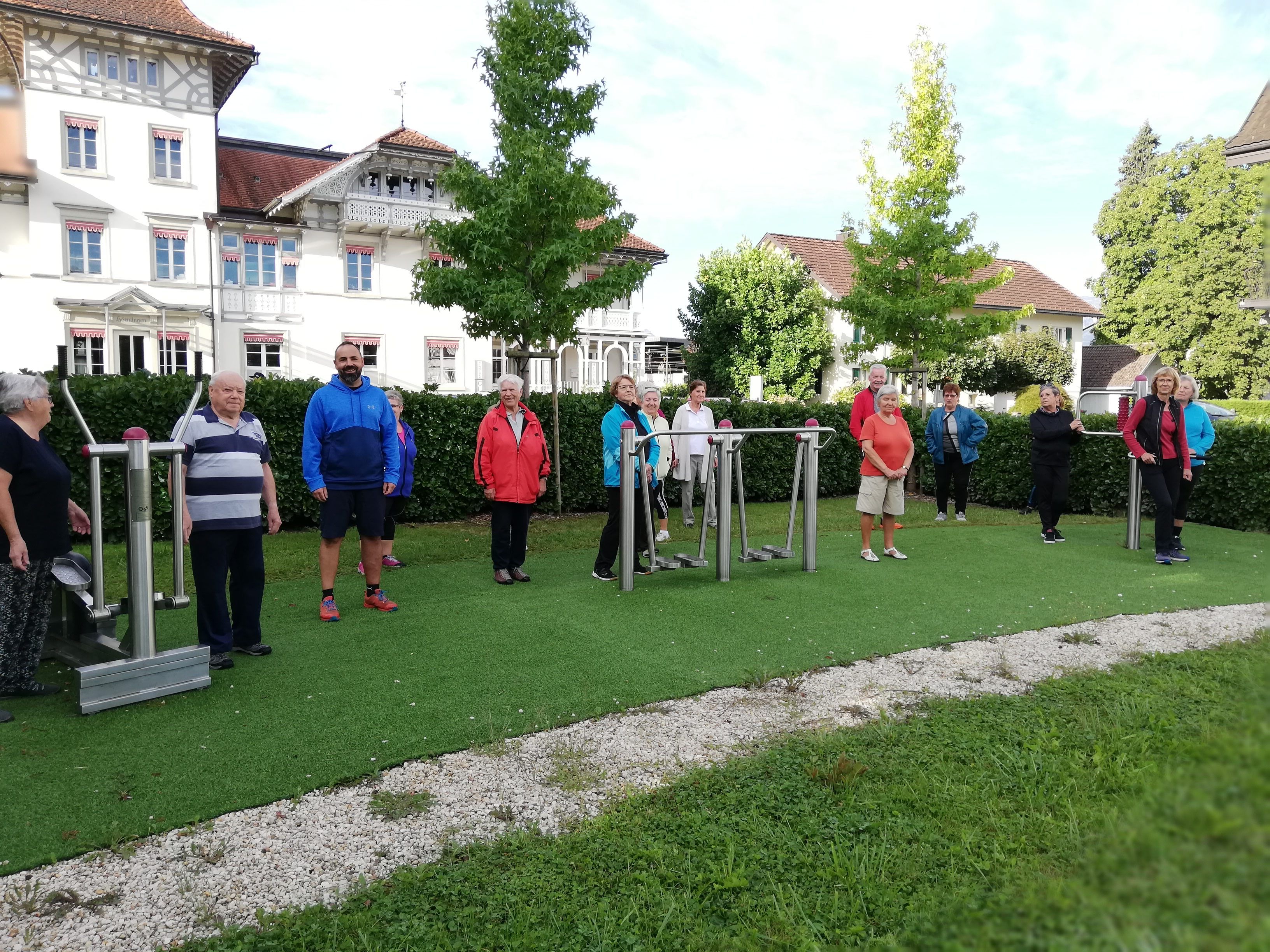 Das Zirkeltraining findet unter freiem Himmel und mit Abstand statt, so können die aktuellen Corona-Bestimmungen eingehalten werden.