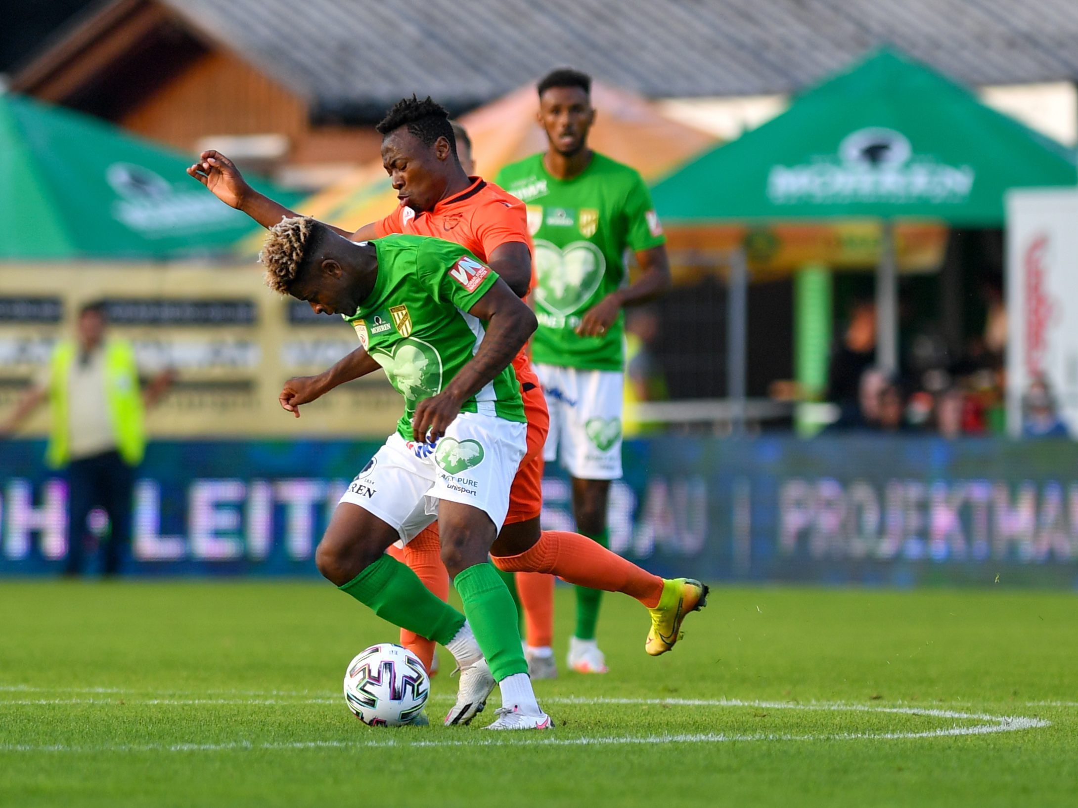 Horns Cheukoua (m.) sorgte zehn Minuten vor Spielende für das 1:1.