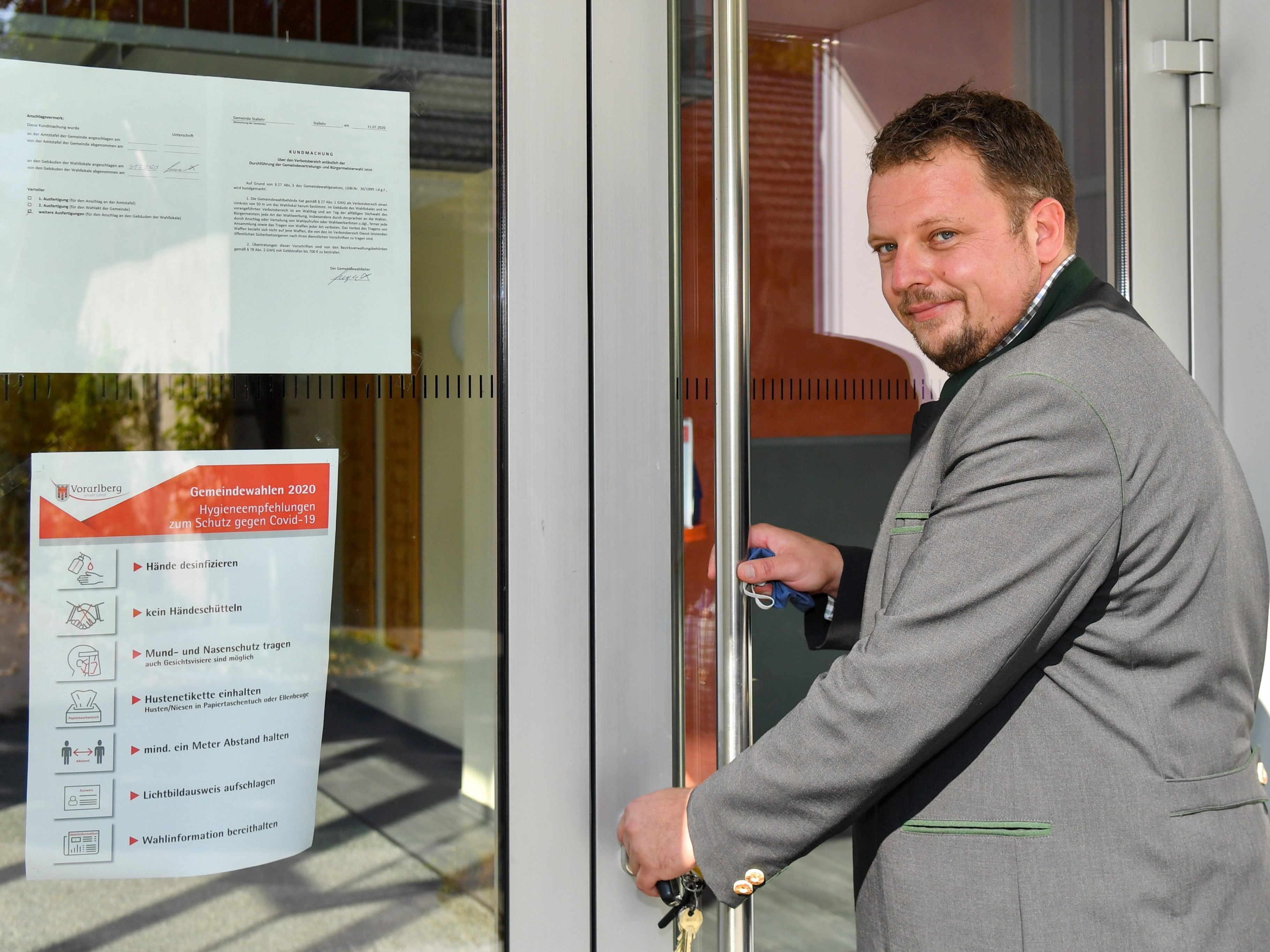 Bürgermeister Matthias Luger schließt das einzige Wahllokal im Ort Bürgermeister Matthias Luger schließt das einzige Wahllokal im Ort