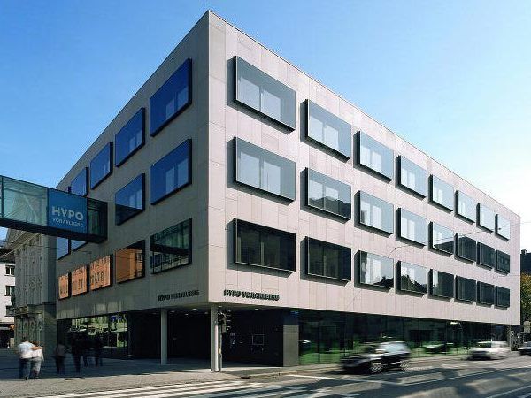 Der Vorstand bezeichnete das Halbjahresergebnis dennoch als "insgesamt zufriedenstellend". Der Vorstand bezeichnete das Halbjahresergebnis dennoch als "insgesamt zufriedenstellend".
