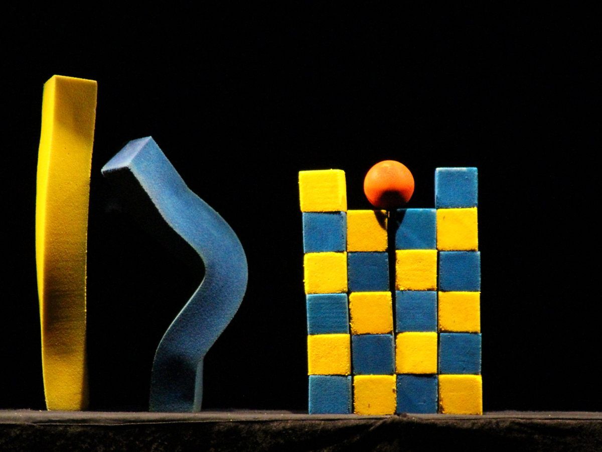Akkordeon, Ball und allerlei Formen: Objekttheater "La balle rouge"