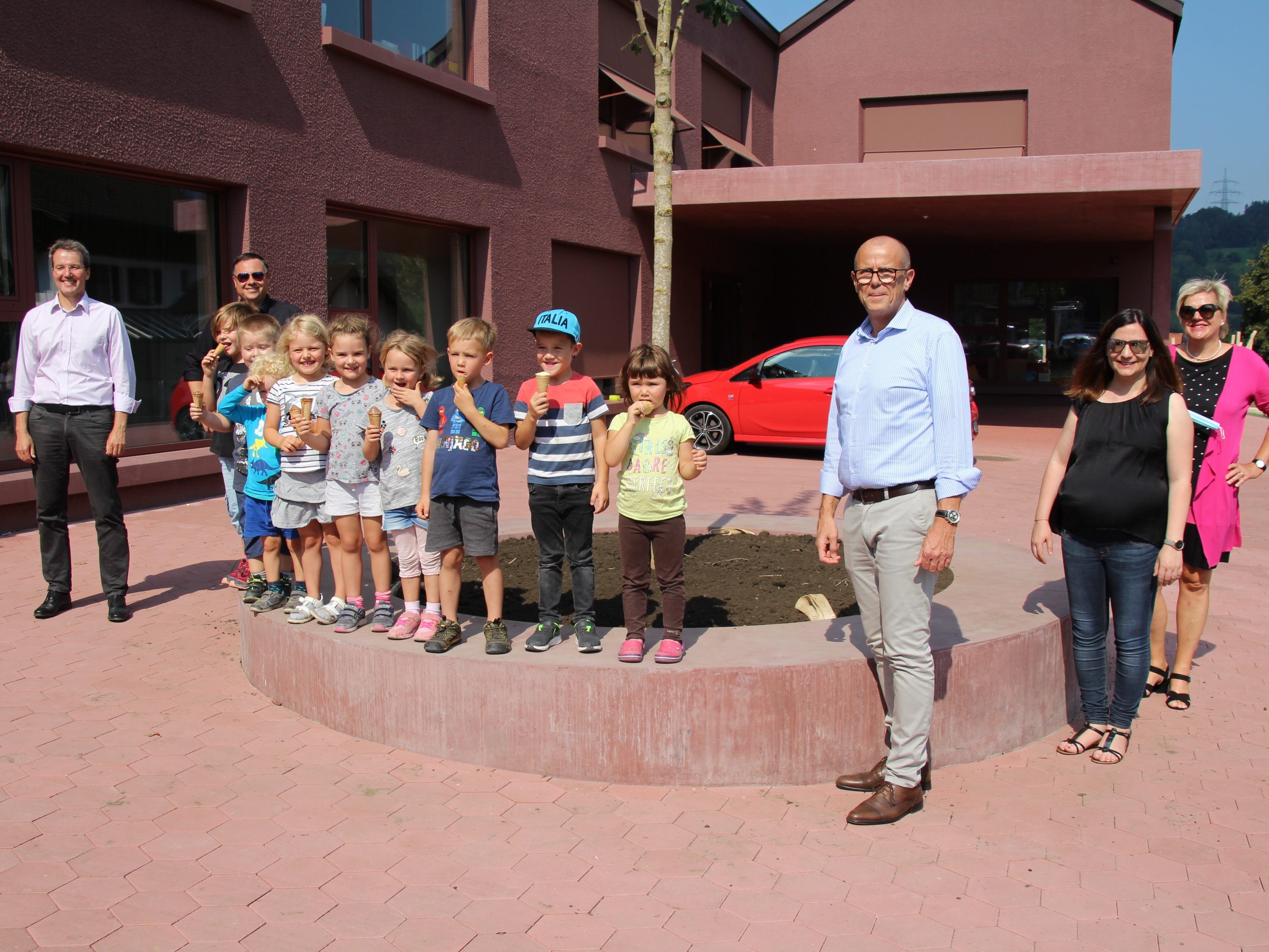 Bildungszentrum Frastanz: Schulbaum gepflanzt, Ortsbild verschönert