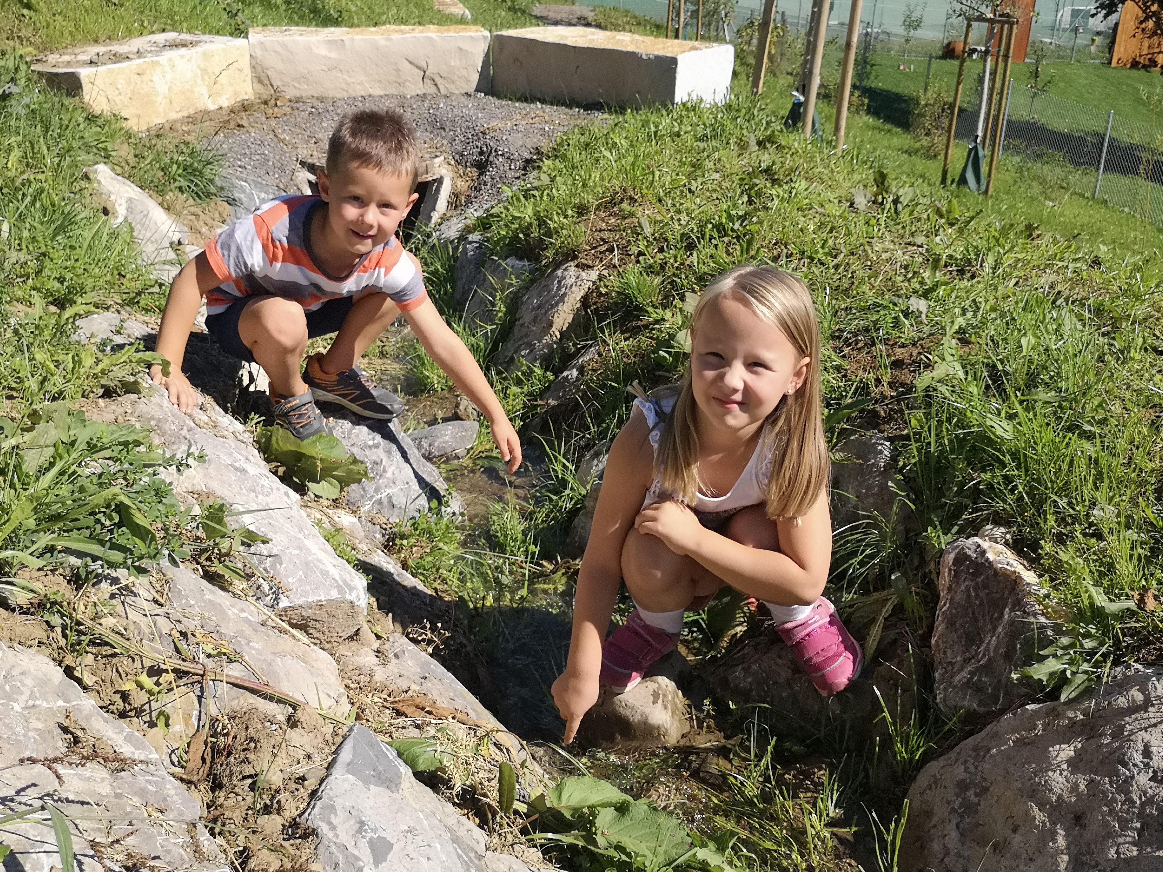Ein natürlicher Wasserlauf lädt die Kinder zum Erkunden ein. Ein natürlicher Wasserlauf lädt die Kinder zum Erkunden ein.