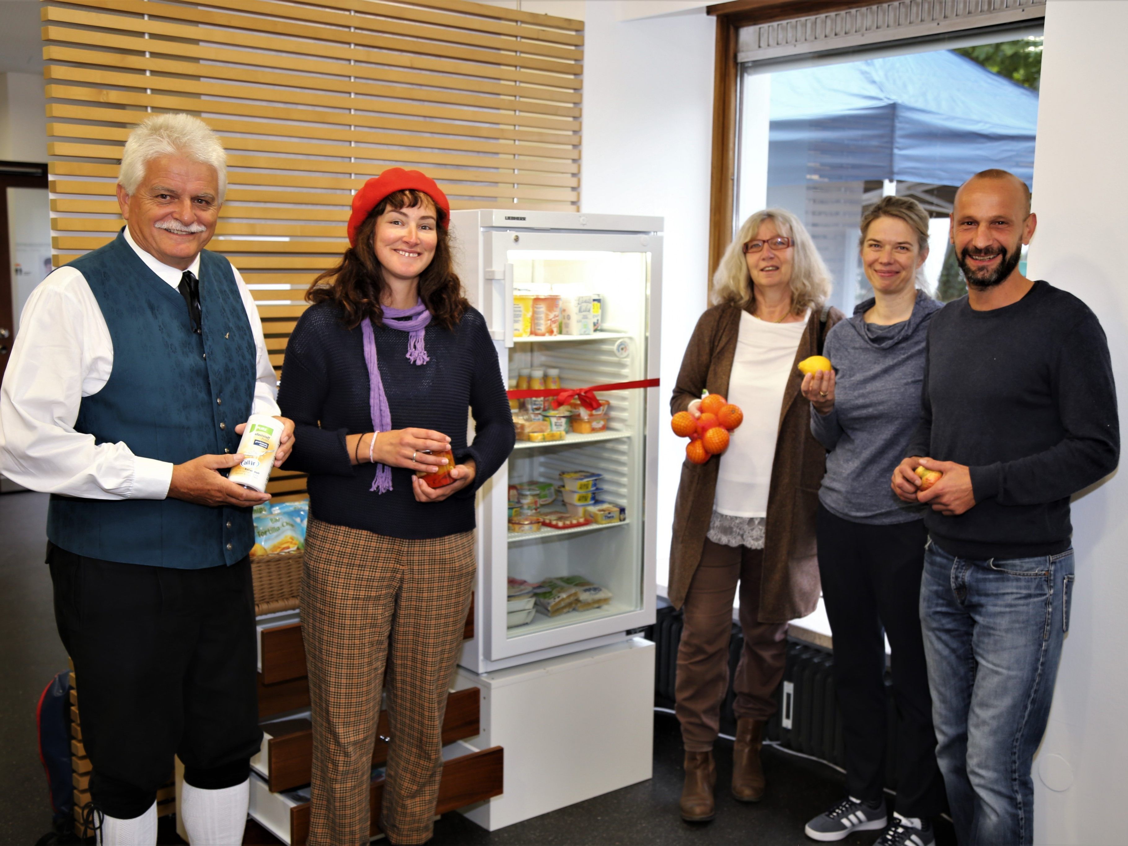 Die Mitglieder der Initiative eröffneten den Kühlschrank "OK Greta" vergangenen Samstag feierlich.