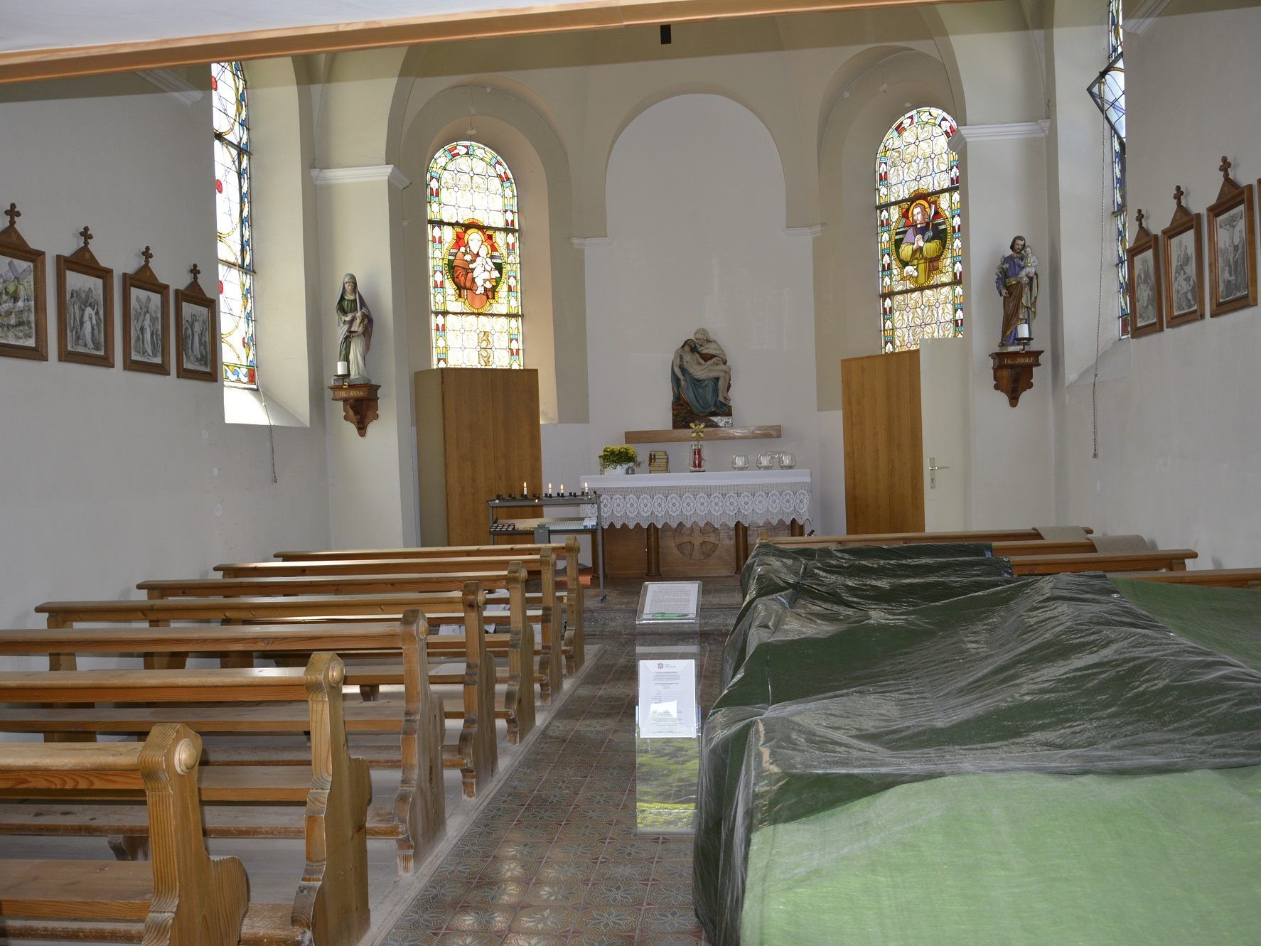 Die Kapelle Vorderachmühle wurde zwecks Innensanierung von Freiwilligen ausgeräumt. Die Kapelle Vorderachmühle wurde zwecks Innensanierung von Freiwilligen ausgeräumt.