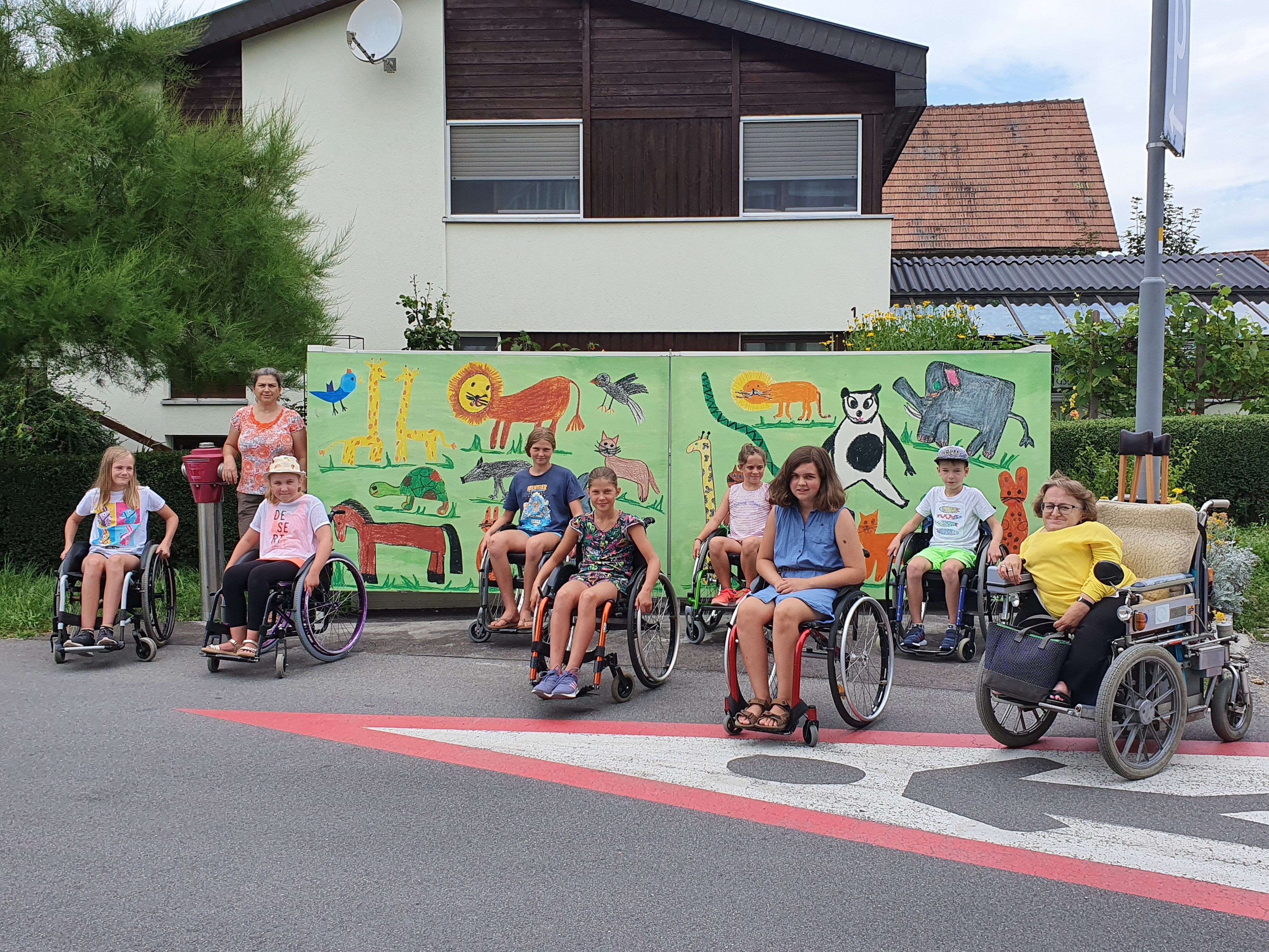 Viele Informationen gab es für die interessierten Kinder beim Erfahrungsworkshop mit dem Rollstuhl, zu dem der ÖZIV-Landesverband Vorarlberg im Rahmen des „Leiblachtaler Ferienprogramms“ eingeladen hatte. Viele Informationen gab es für die interessierten Kinder beim Erfahrungsworkshop mit dem Rollstuhl, zu dem der ÖZIV-Landesverband Vorarlberg im Rahmen des „Leiblachtaler Ferienprogramms“ eingeladen hatte.