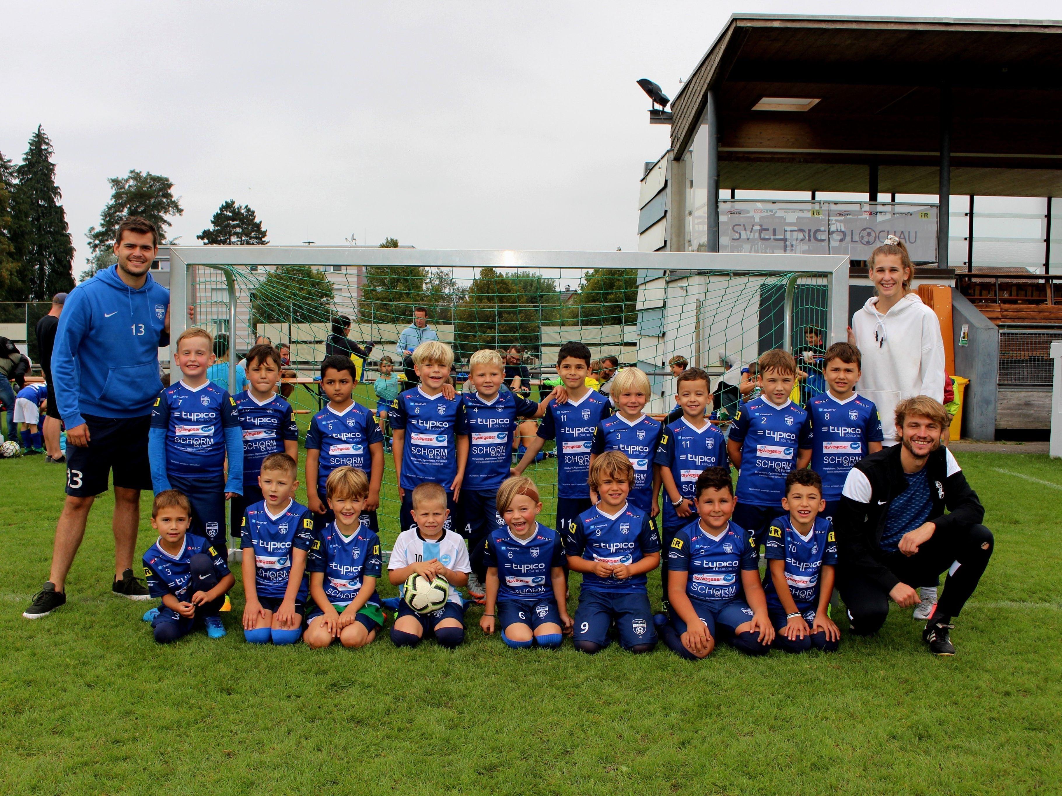 Stark aufgestellt beim Lochauer Fußballnachwuchs auch das U7-Team des SV typico Lochau, im Bild mit den Trainern Stefanie Jelinek und Dalibor Martinovic (rechts) sowie Daniel Reichart von der U8. Stark aufgestellt beim Lochauer Fußballnachwuchs auch das U7-Team des SV typico Lochau, im Bild mit den Trainern Stefanie Jelinek und Dalibor Martinovic (rechts) sowie Daniel Reichart von der U8.