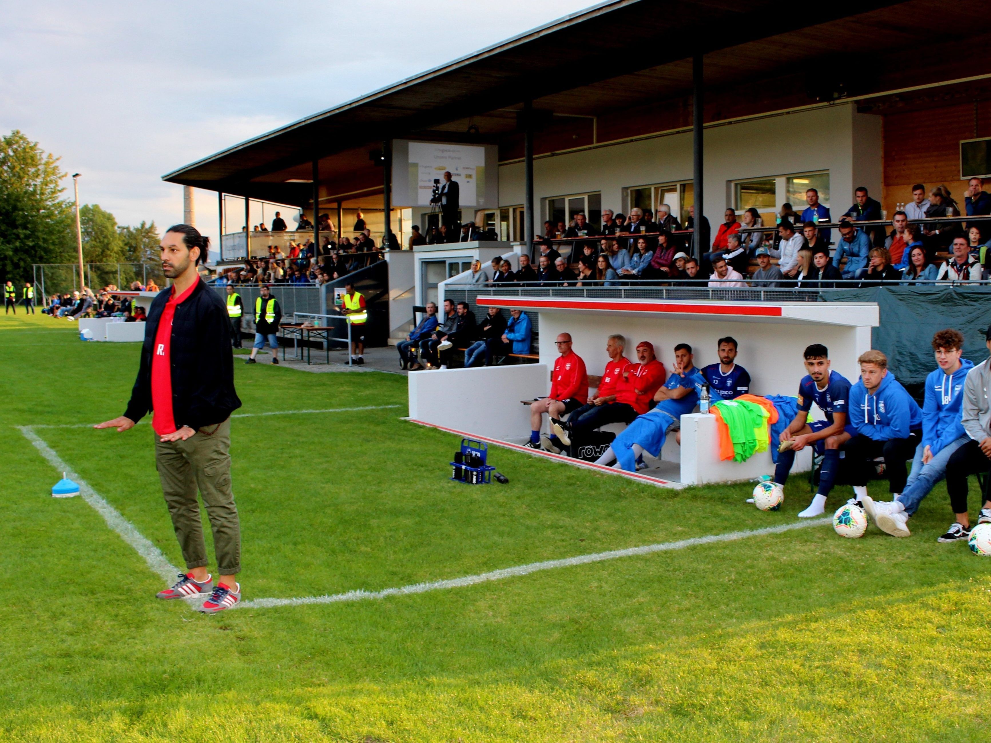 Ein volles Haus und beste Fußballstimmung: Der SV typico Lochau holte mit dem neuen Cheftrainer Rifat Sen in einem spannungsgeladenen Spiel gegen den SC Fußach einen verdienten Punkt.