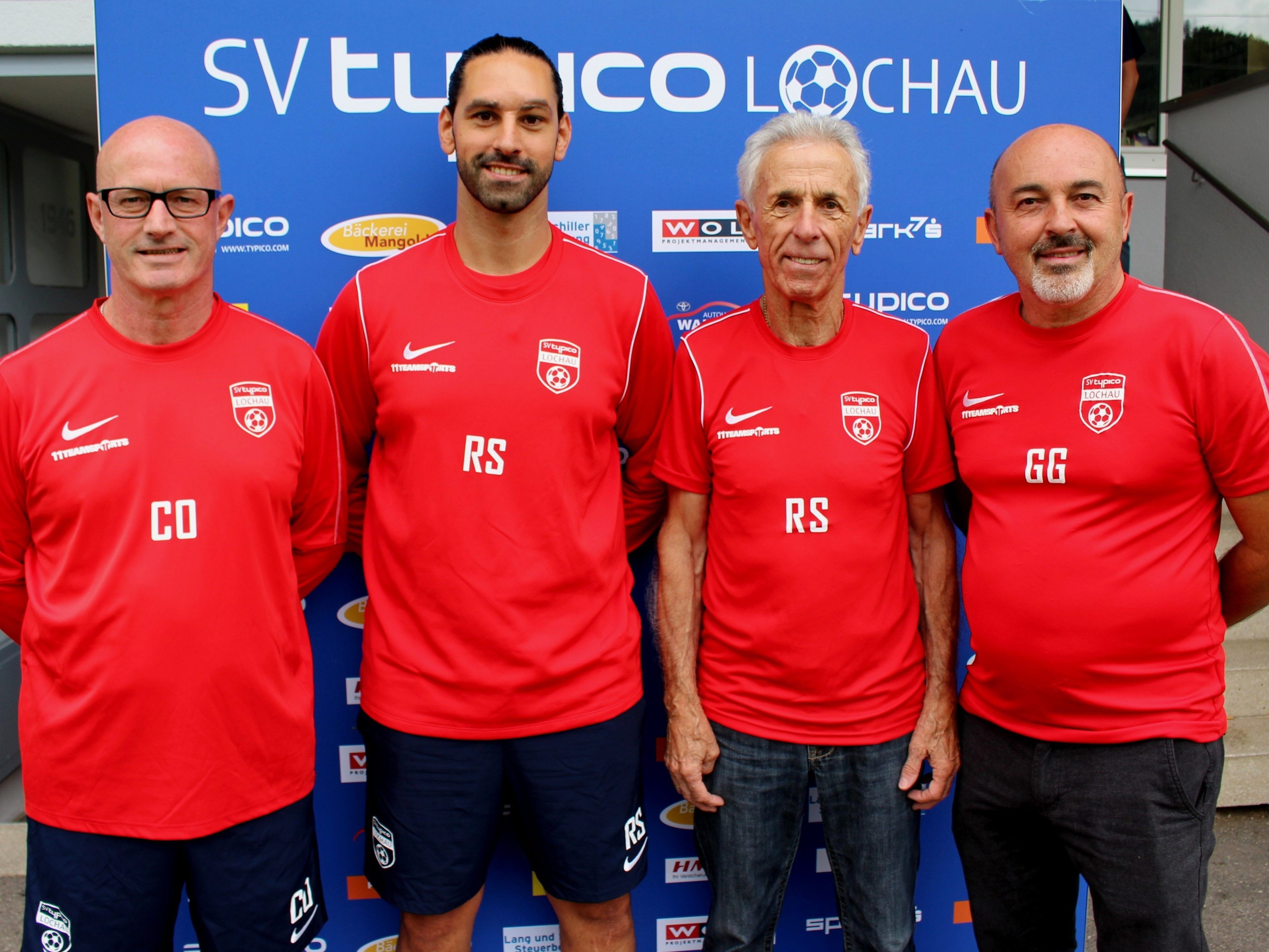 SV typico Lochau – das neue Trainer- und Betreuerteam: Co-Trainer Walter Bitriol, Trainer Rifat Sen, Betreuer Roland Schlattinger und Physiotherapeut Gerhard Großgasteiger, von links. SV typico Lochau – das neue Trainer- und Betreuerteam: Co-Trainer Walter Bitriol, Trainer Rifat Sen, Betreuer Roland Schlattinger und Physiotherapeut Gerhard Großgasteiger, von links.