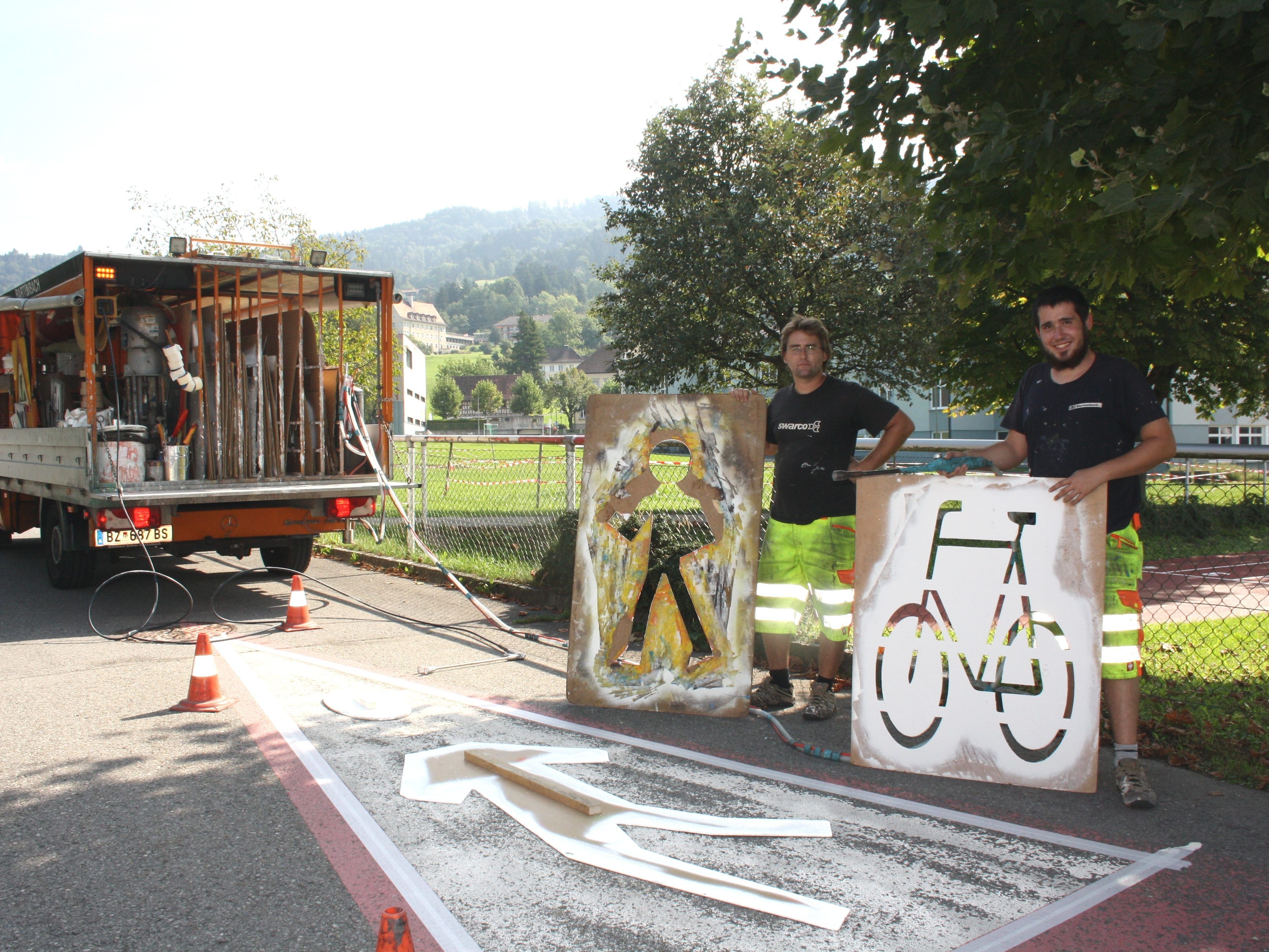 Gut sichtbare Straßenmarkierungen als Garanten für mehr Sicherheit auf den Lochauer Straßen und Wegen, im Besonderen für Fußgänger und Radfahrer. Gut sichtbare Straßenmarkierungen als Garanten für mehr Sicherheit auf den Lochauer Straßen und Wegen, im Besonderen für Fußgänger und Radfahrer.