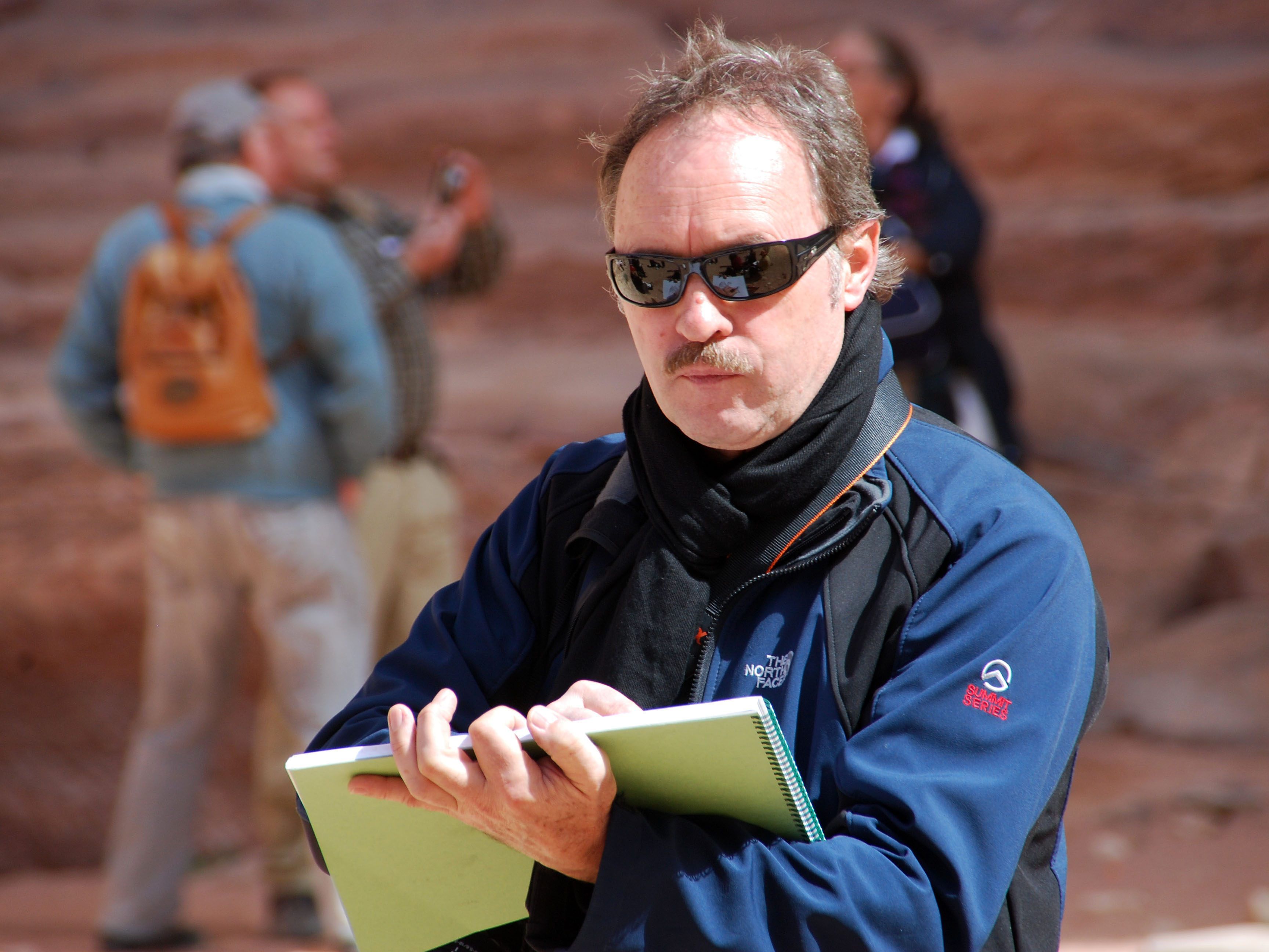 Gerhard Mangold mit Skizzenblock bei seiner Studienreise in Petra, Jordanien.