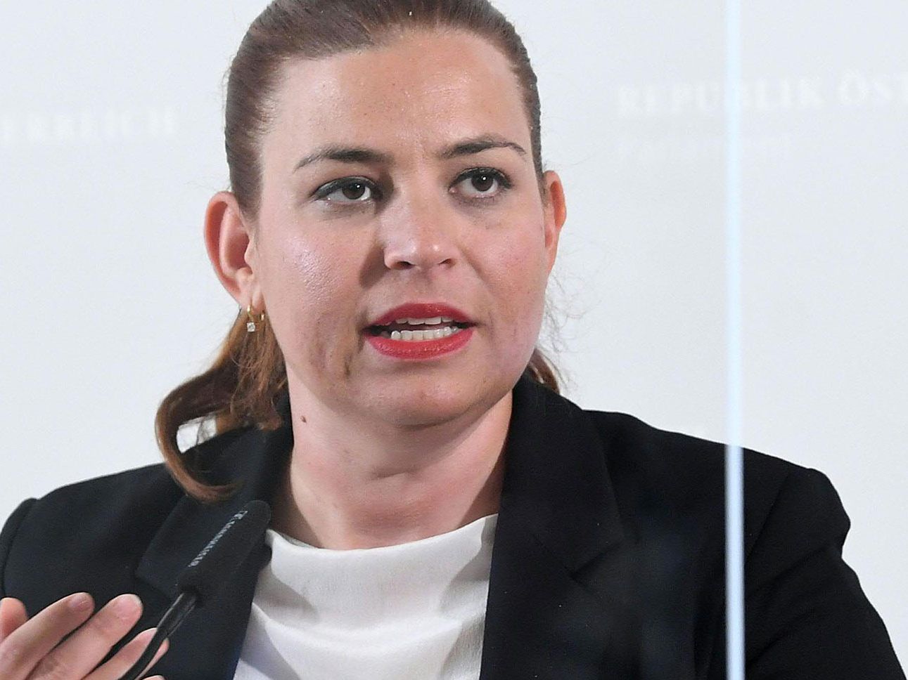 Die Fraktionsführerin der Grünen Nina Tomaselli vermutet ein System von Korruption und Gesetzeskauf .