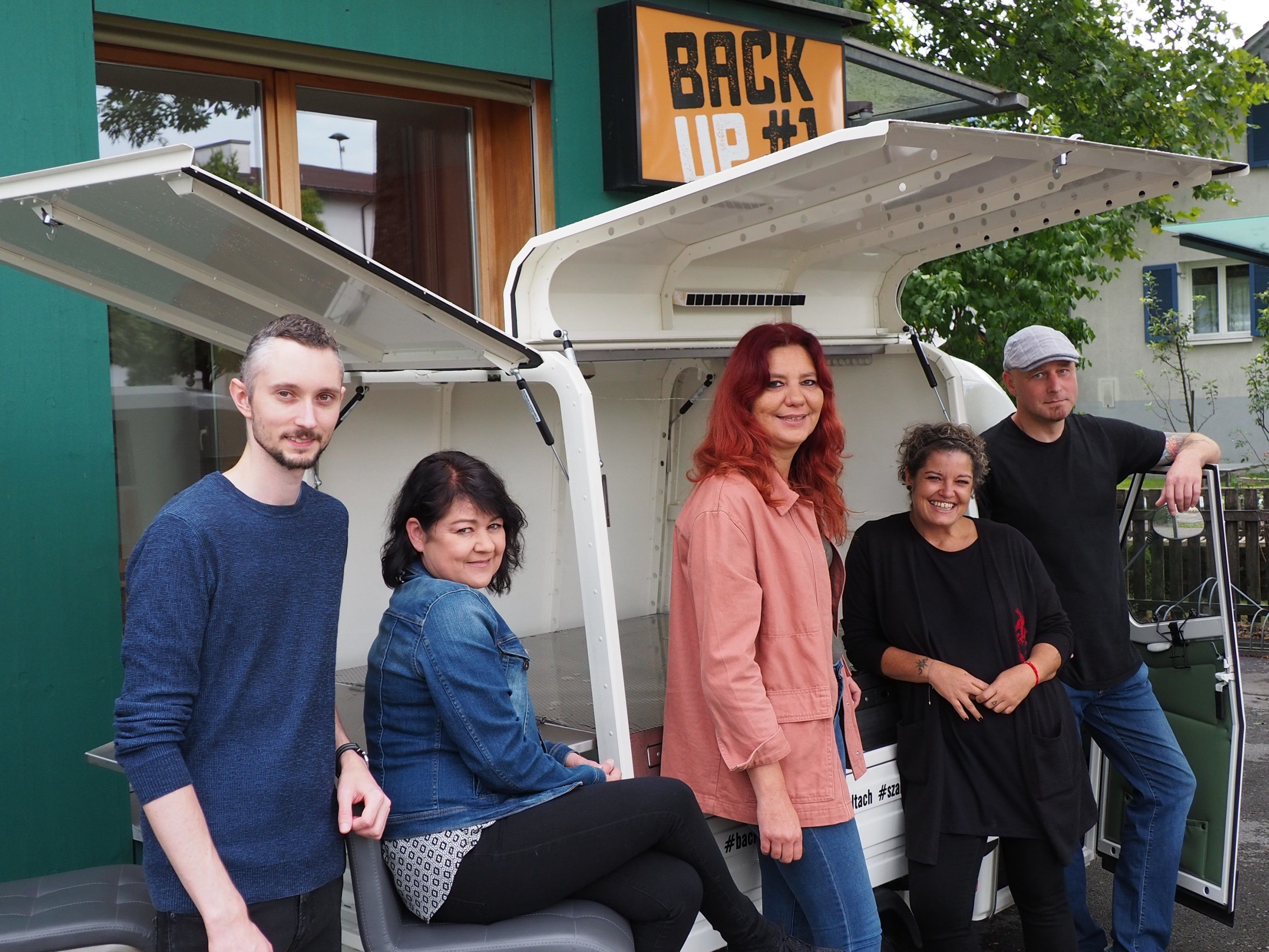 Das Team der OJA Altach mit dem neuen mobilen Treffpunkt Das Team der OJA Altach mit dem neuen mobilen Treffpunkt