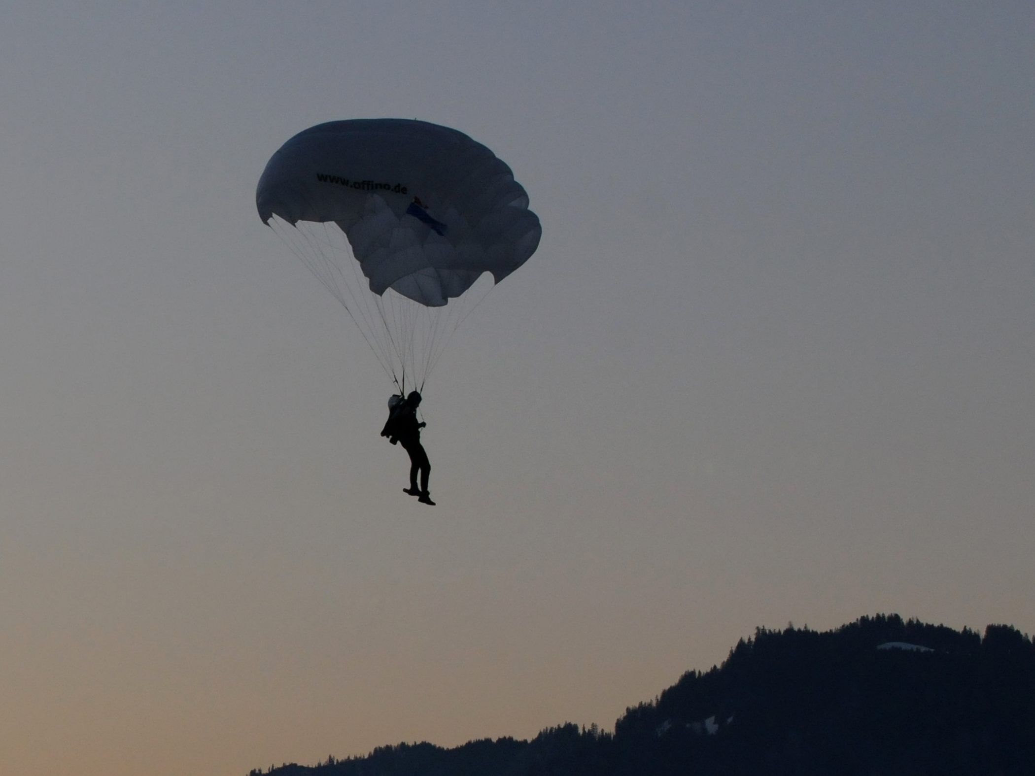 Der Der Pilot verfing sich in einem Seilbahn-Seil, von wo er auf eine Wiese stürzte. (Symbolbild)
