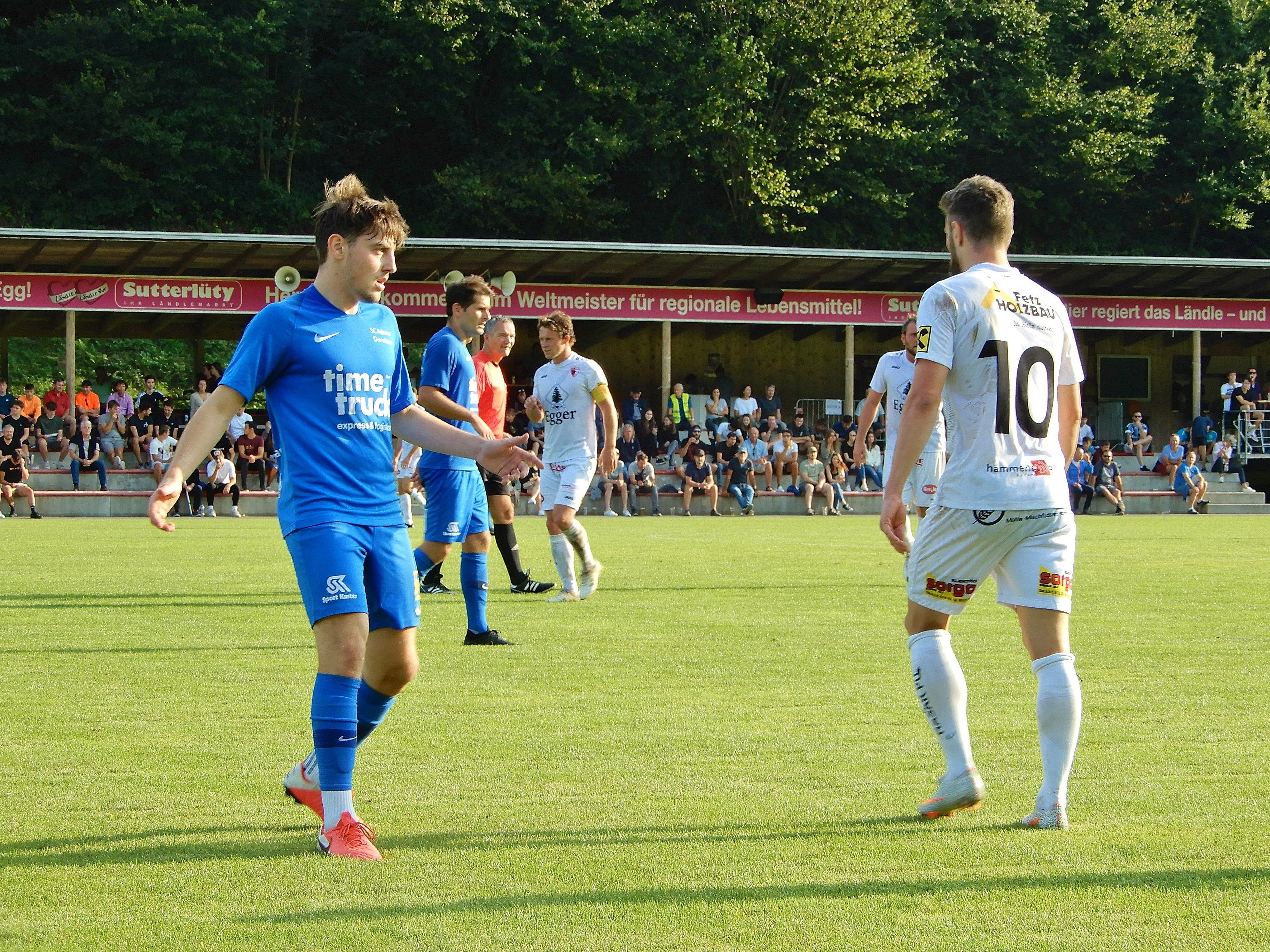 Admira-Abwehrspieler Laurin Moll hatte den Egger Topstürmer Domingues bestens im Griff. Admira-Abwehrspieler Laurin Moll hatte den Egger Topstürmer Domingues bestens im Griff.