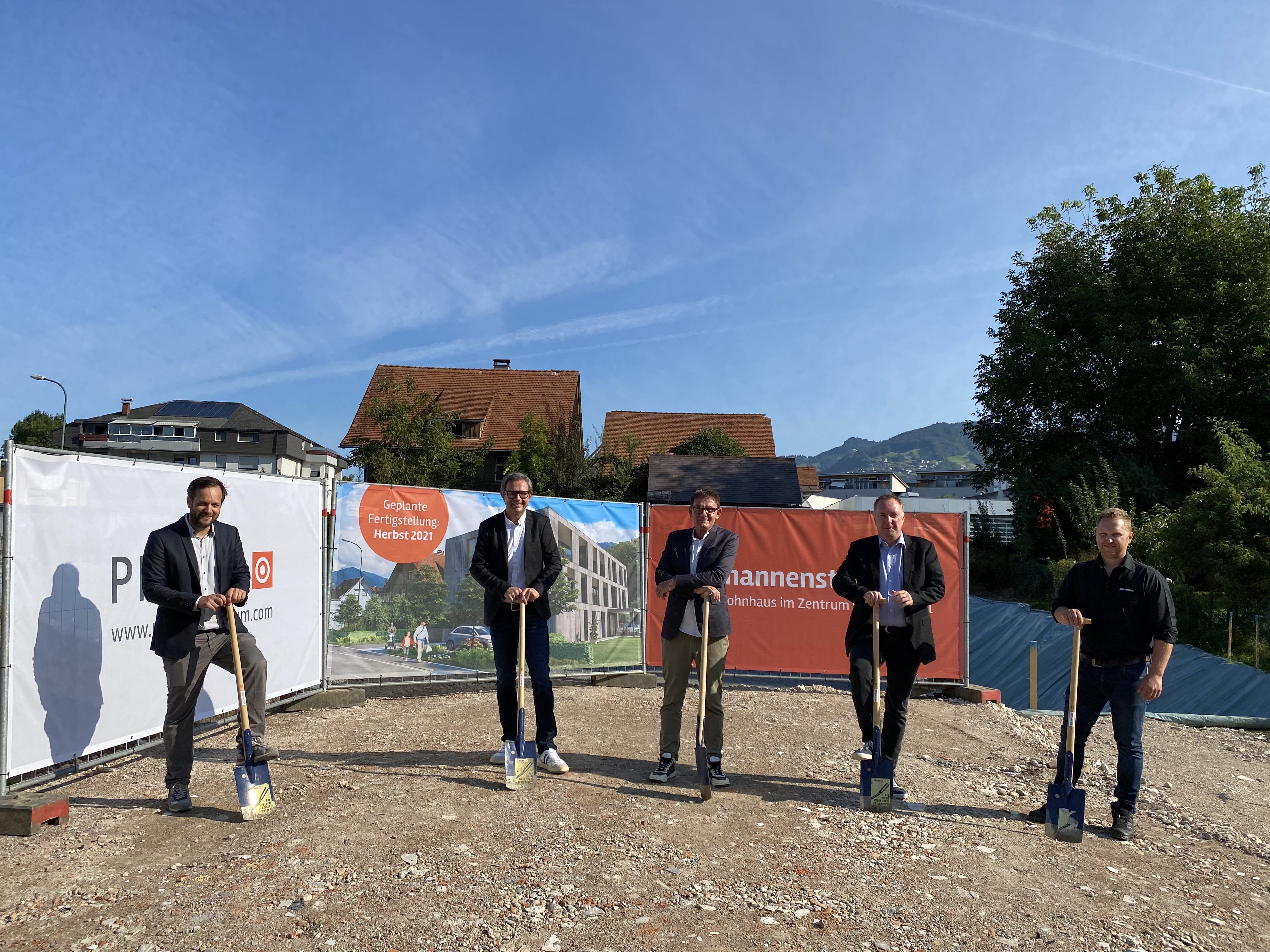 Spatenstich (v.l.): DI (FH) Christian Dosch (PRISMA, Projektleiter) DI Bernhard Ölz (Vorstand PRISMA Holding AG) Arch. DI Michael Heim (heim+müller architektur GmbH) Alexander Giesinger (Form4) Philipp Sohm (Wälderbau Dragaschnig GmbH). Spatenstich (v.l.): DI (FH) Christian Dosch (PRISMA, Projektleiter) DI Bernhard Ölz (Vorstand PRISMA Holding AG) Arch. DI Michael Heim (heim+müller architektur GmbH) Alexander Giesinger (Form4) Philipp Sohm (Wälderbau Dragaschnig GmbH).
