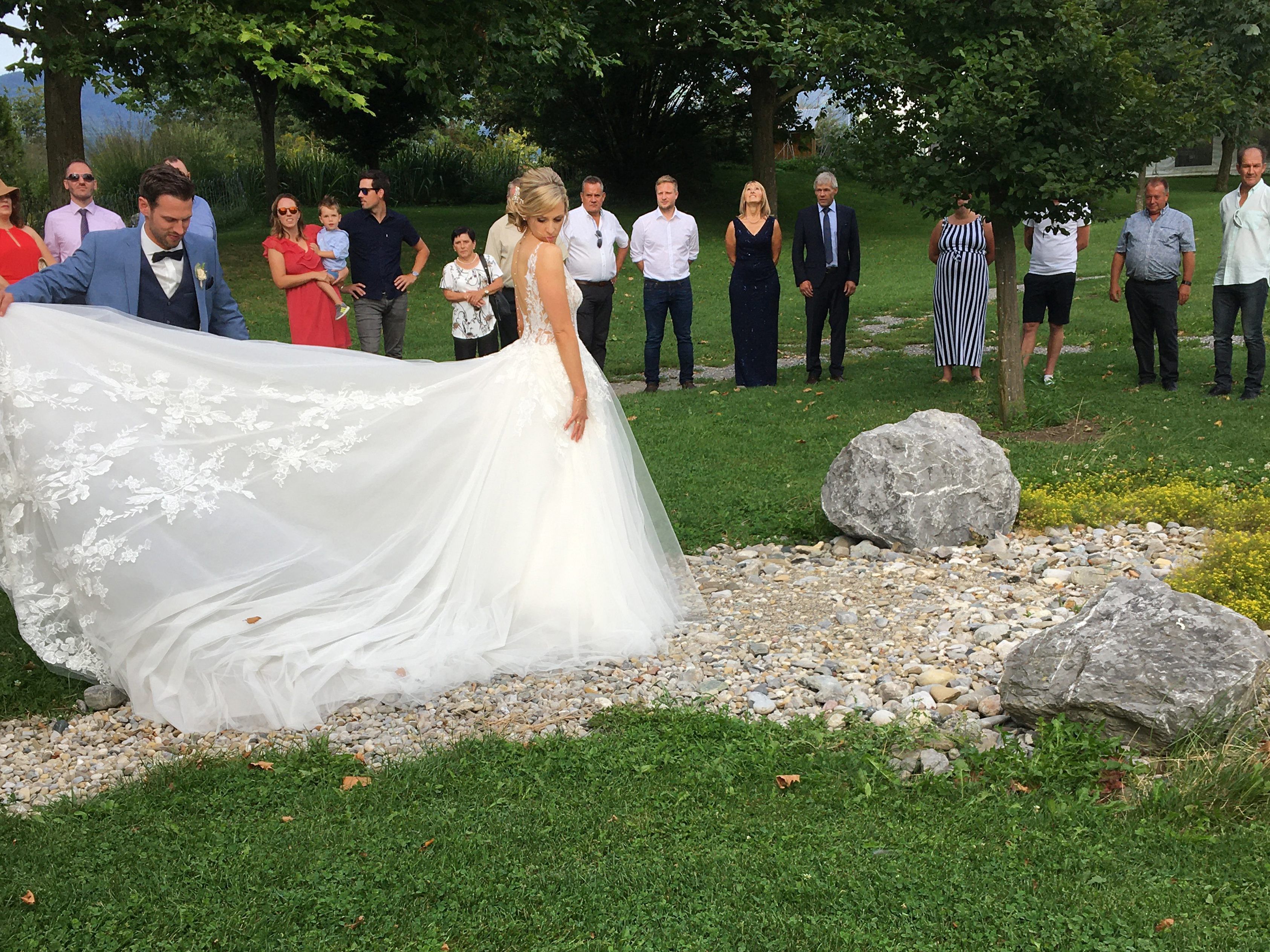 Voller Stolz präsentiert Stefan Heimpel das Prinzessinnen-Hochzeitskleid seiner Braut Cornelia. Voller Stolz präsentiert Stefan Heimpel das Prinzessinnen-Hochzeitskleid seiner Braut Cornelia.