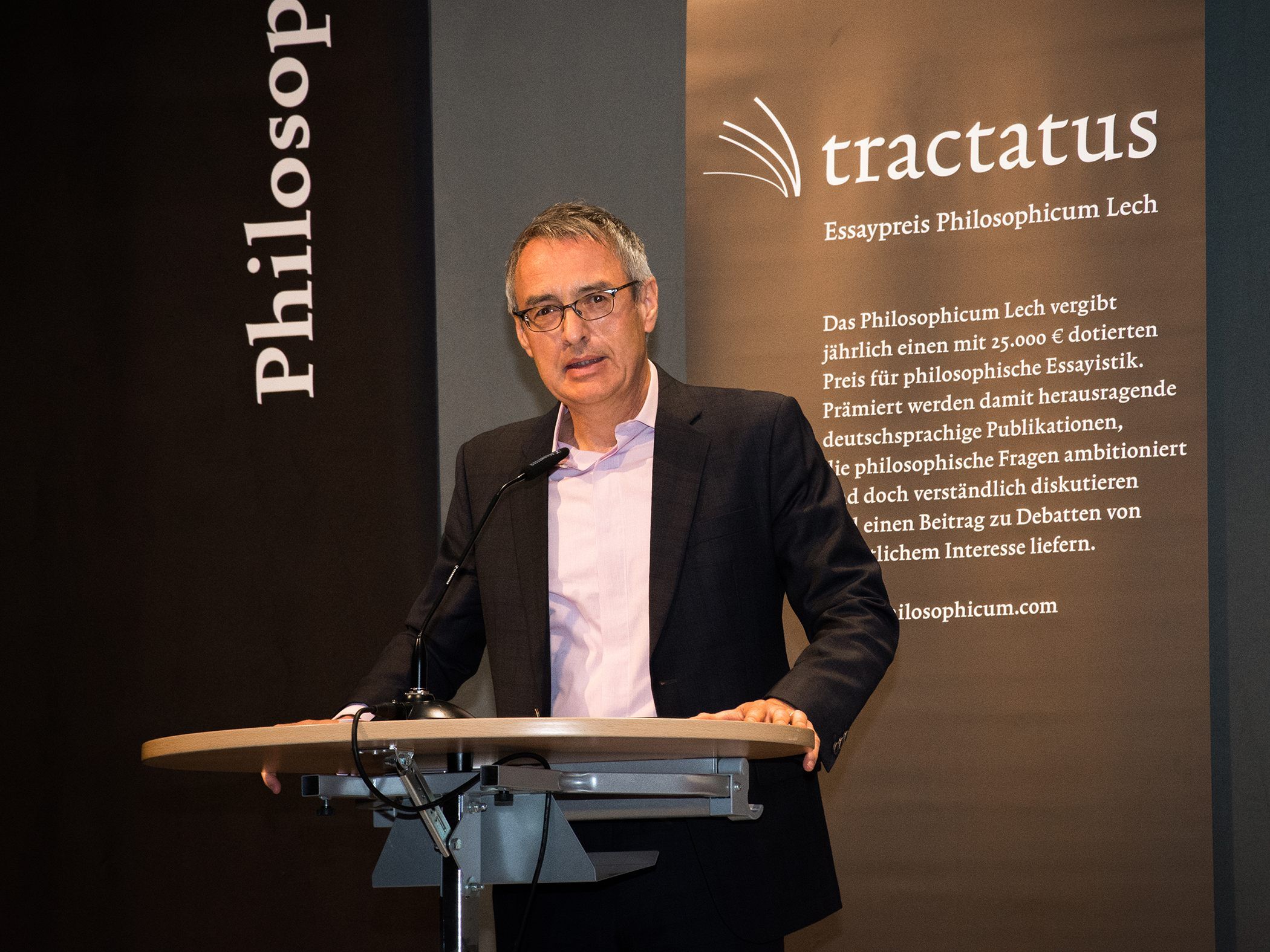 Kultur- und Medienwissenschaftler Roberto Simanowski (Bild) nahm den Tractatus 2020 im sport.park.lech vor kleinem Publikum entgegen. Kultur- und Medienwissenschaftler Roberto Simanowski (Bild) nahm den Tractatus 2020 im sport.park.lech vor kleinem Publikum entgegen.