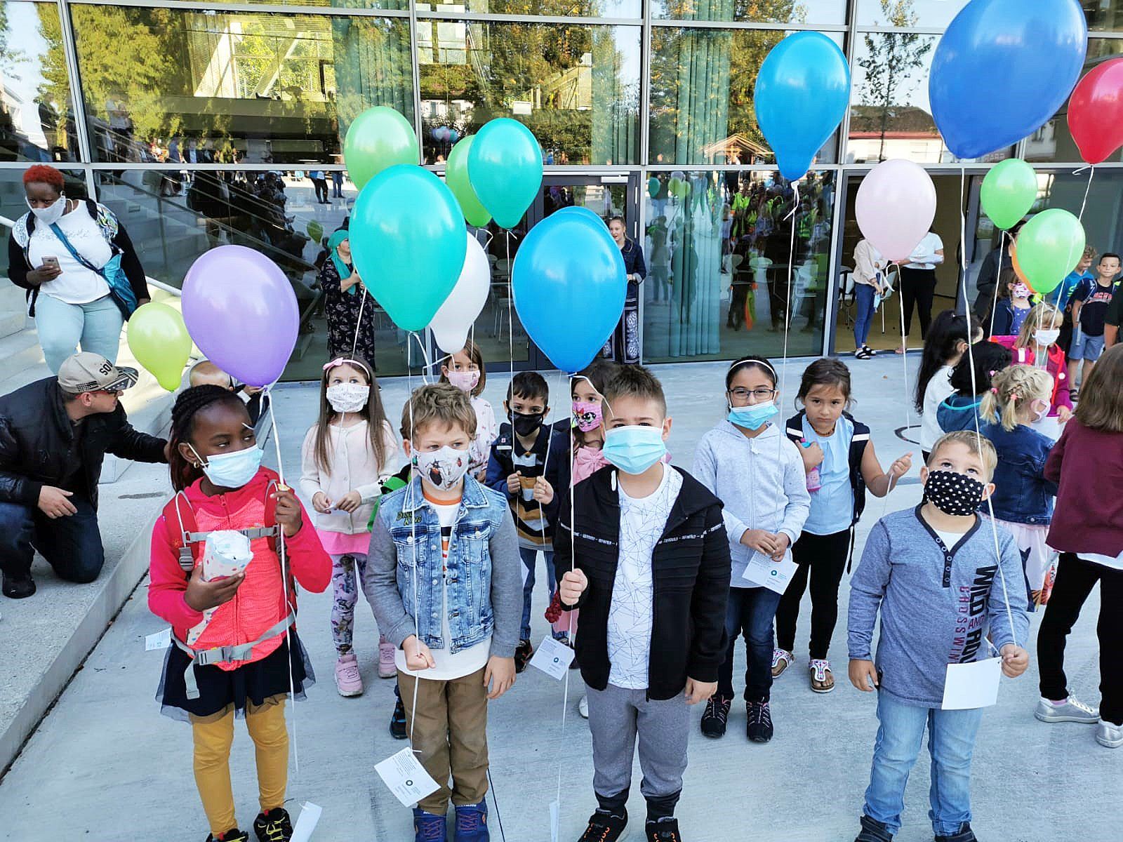 Die Kinder freuten sich, ihre Schulkameraden wieder zu treffen.