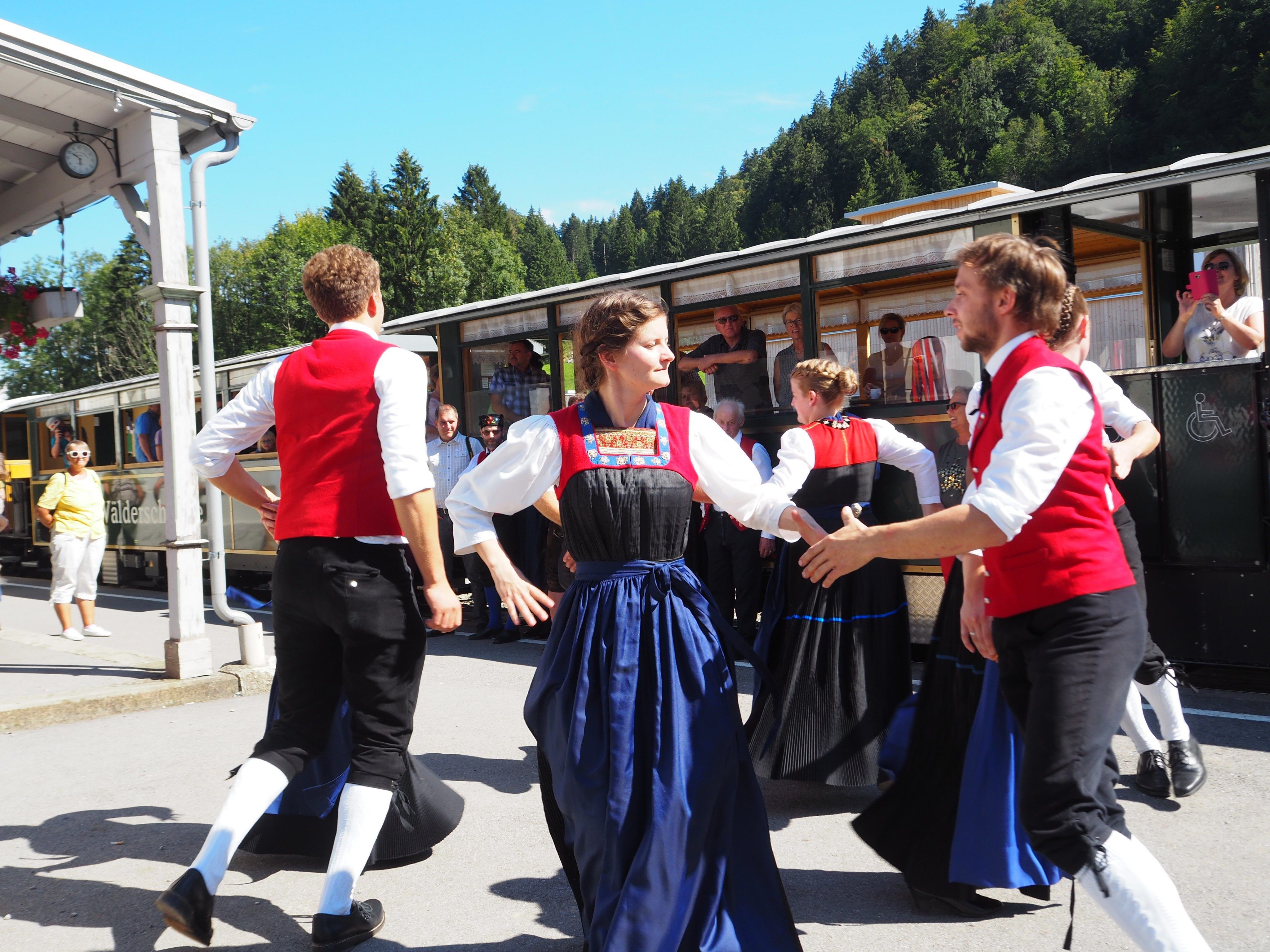 In vielen Bregnzerwälder Gemeinden finden Aufführungen von Trachten- und Musikgruppen statt. In vielen Bregnzerwälder Gemeinden finden Aufführungen von Trachten- und Musikgruppen statt.