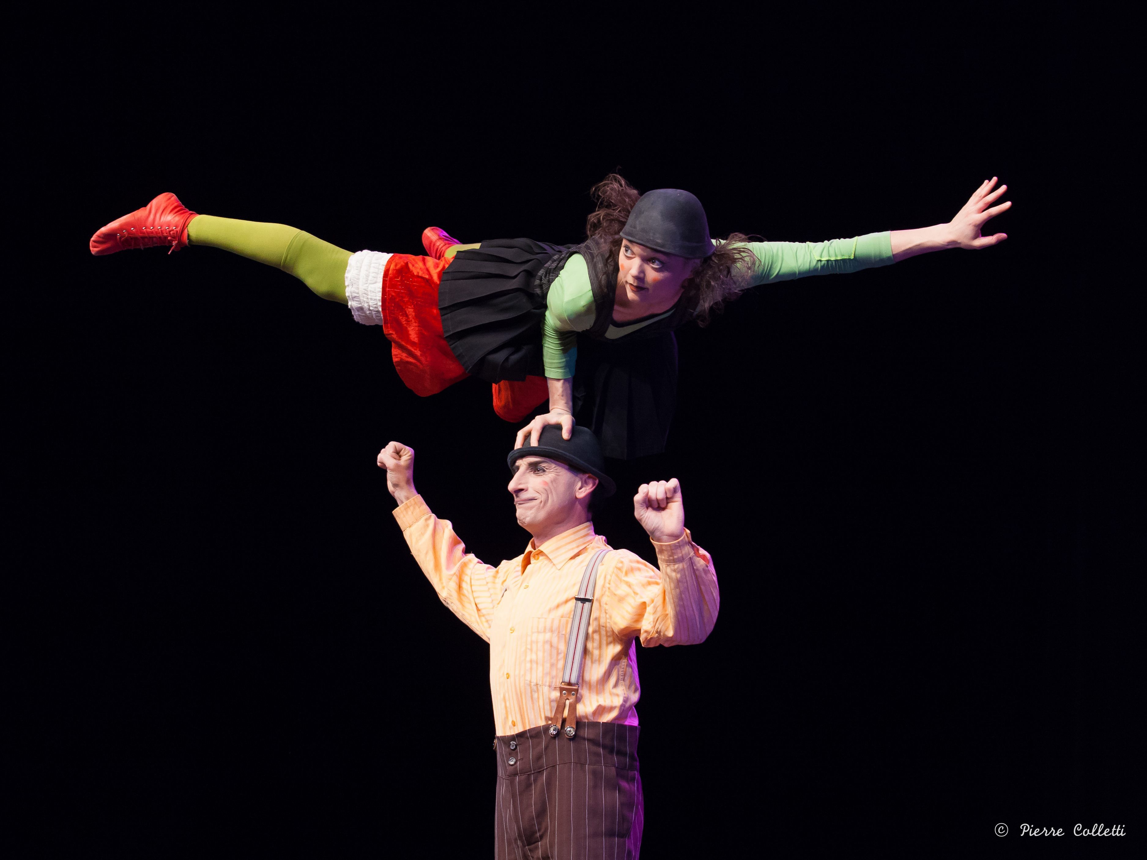 Die Compagnia Baccalà beeindruckt mit Akrobatik und Humor. Die Compagnia Baccalà beeindruckt mit Akrobatik und Humor.