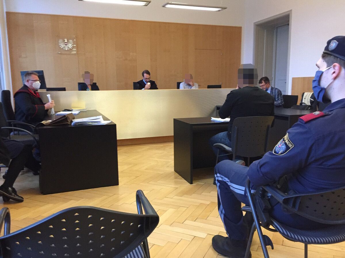 Der Angeklagte drangsalierte seine ehemalige Ehefrau jahrelang. Dafür muss er nun mit einer langen Gefängnisstrafe büßen. Der Angeklagte drangsalierte seine ehemalige Ehefrau jahrelang. Dafür muss er nun mit einer langen Gefängnisstrafe büßen.