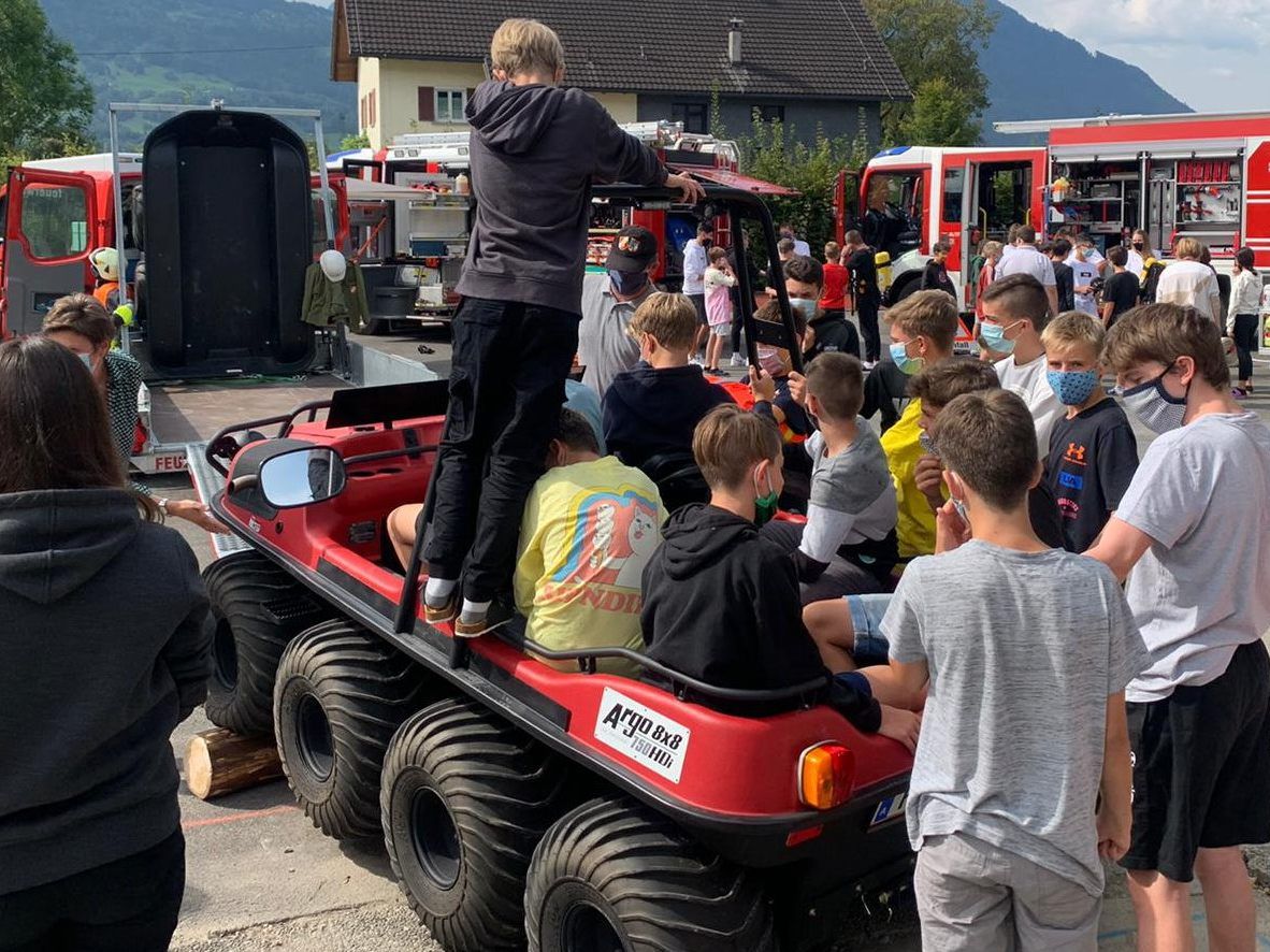 Besonderen Spaß hatten die Schüler an den einzelnen aufgebauten Stationen. Besonderen Spaß hatten die Schüler an den einzelnen aufgebauten Stationen.