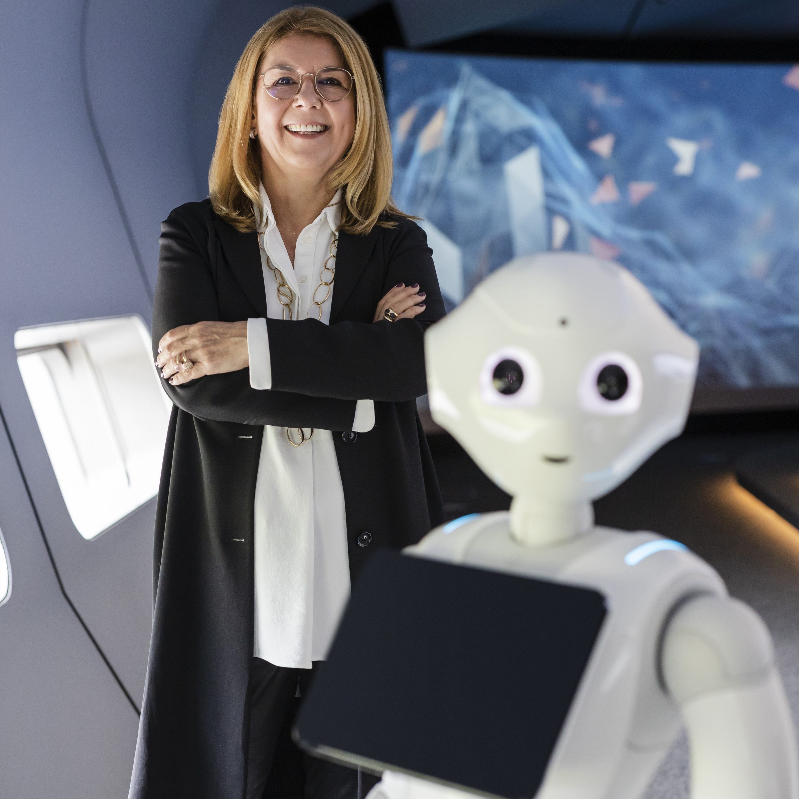 Graziella Hefel mit Roboter "Pepper".