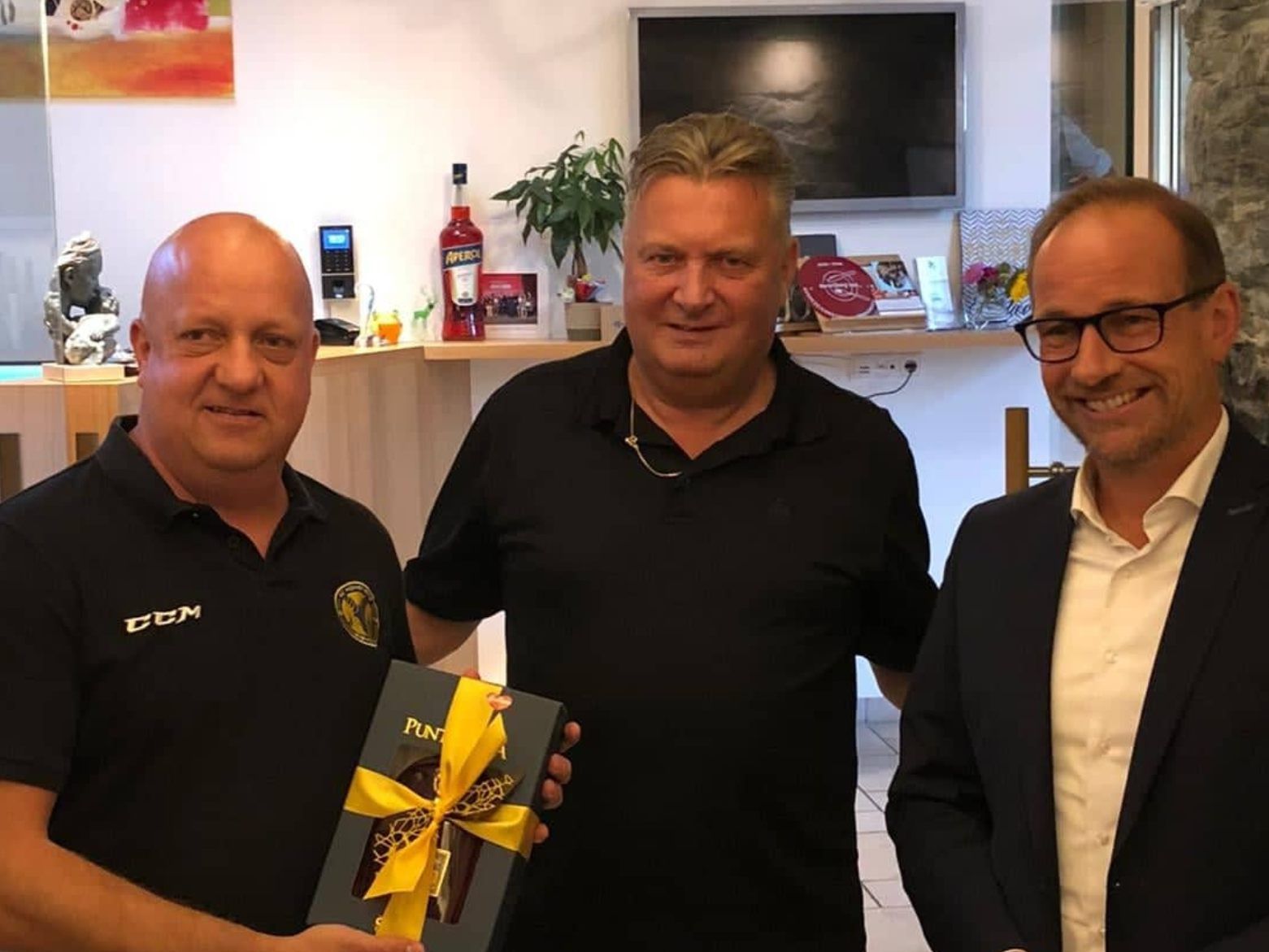 HSC Co-Trainer Martin Vidmar mit Bürgermeister Dieter Egger und Sportstadtrat Friedl Dold HSC Co-Trainer Martin Vidmar mit Bürgermeister Dieter Egger und Sportstadtrat Friedl Dold