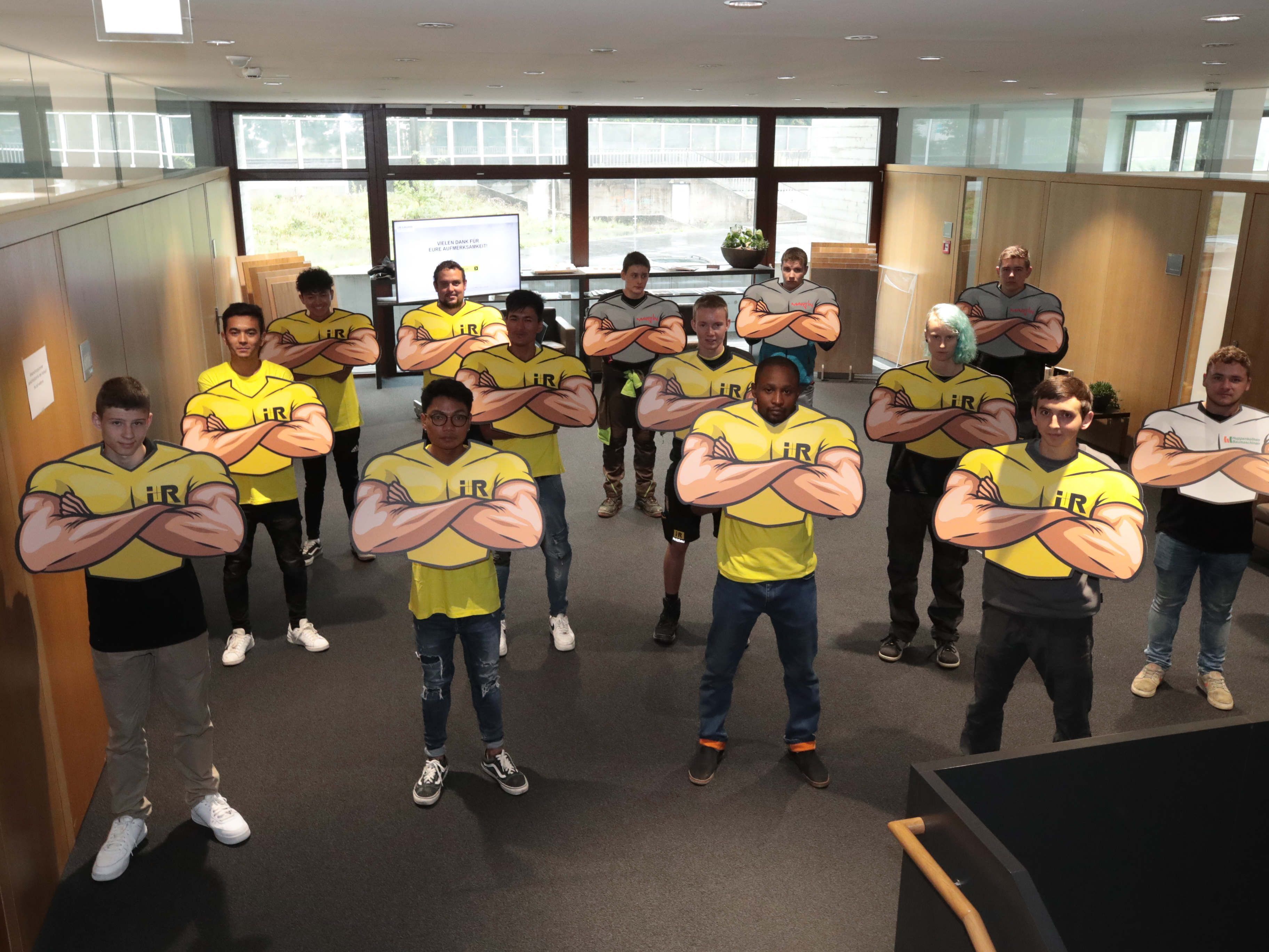 Erster Arbeitstag für die 14 neuen Lehrlinge in den Unternehmen der i+R Gruppe – Huppenkothen, i+R und Martin. Anstelle des Babyelefanten sorgt hier Superman für den notwendigen Abstand. Erster Arbeitstag für die 14 neuen Lehrlinge in den Unternehmen der i+R Gruppe – Huppenkothen, i+R und Martin. Anstelle des Babyelefanten sorgt hier Superman für den notwendigen Abstand.