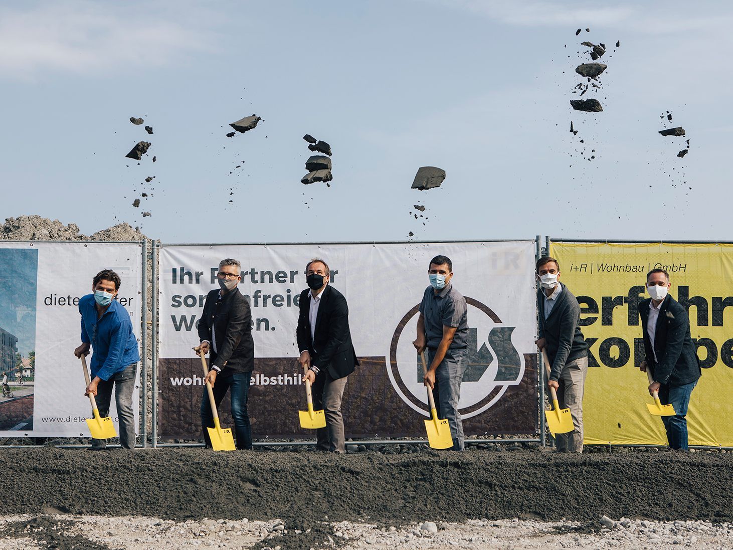 Spatenstich für leistbares Wohnen: Architekt Dieter Vetter, Geschäftsführer Thomas Schöpf von der WSH, Stadtrat Alexander Juen, Projektleiter Mitar Simikic (WSH), Projektleiter Gerald Dorn und Technischer Leiter Sebastian Brandl von i+R Wohnbau. Spatenstich für leistbares Wohnen: Architekt Dieter Vetter, Geschäftsführer Thomas Schöpf von der WSH, Stadtrat Alexander Juen, Projektleiter Mitar Simikic (WSH), Projektleiter Gerald Dorn und Technischer Leiter Sebastian Brandl von i+R Wohnbau.