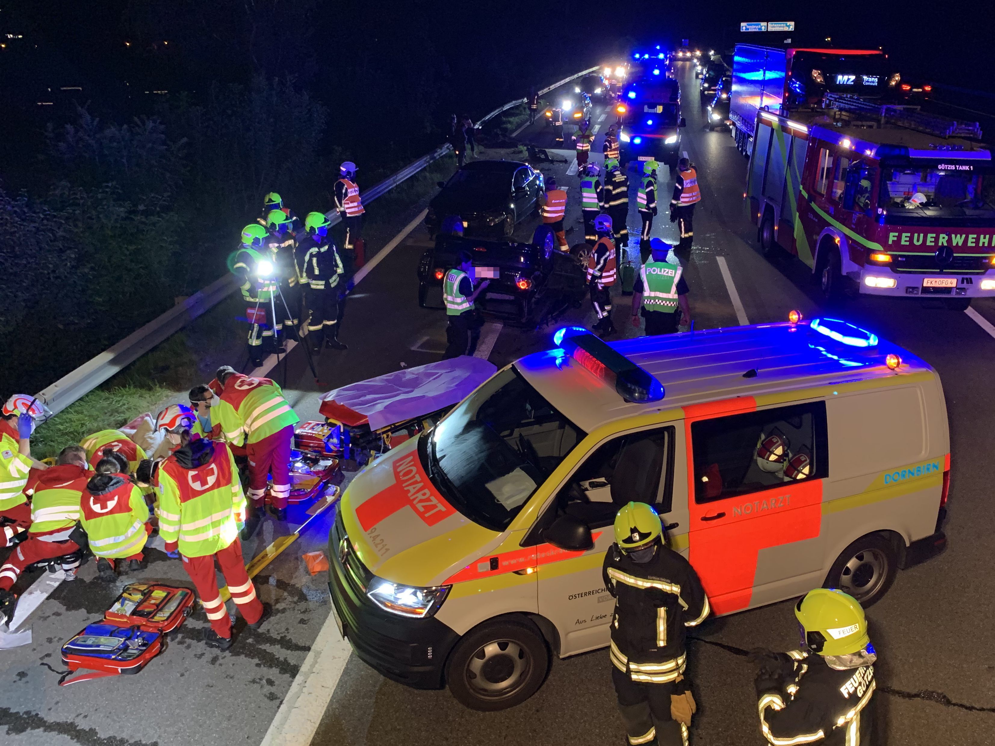 Ein Shwerverletzter musste nach dem Unfall auf der A14 bei Hohenems ins LKH Feldkirch gebracht werden.