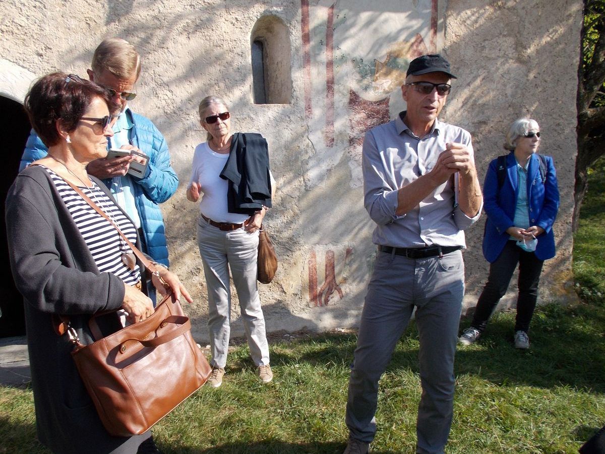 Rudi Hirnböck (mit Mütze) erläutert die Geschichte der Kapelle in Dusch Rudi Hirnböck (mit Mütze) erläutert die Geschichte der Kapelle in Dusch
