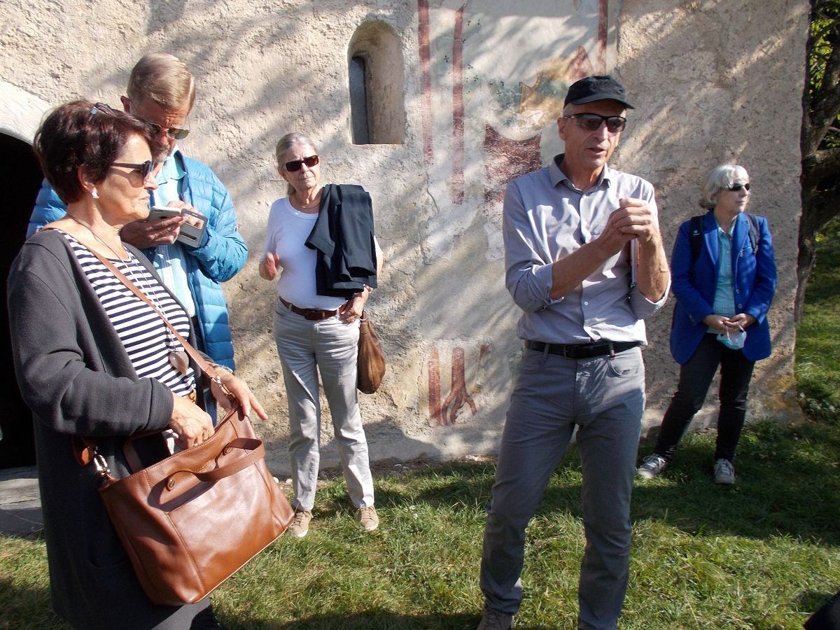 Rudi Hirnböck (mit Mütze) erläutert die Geschichte der Kapelle in Dusch